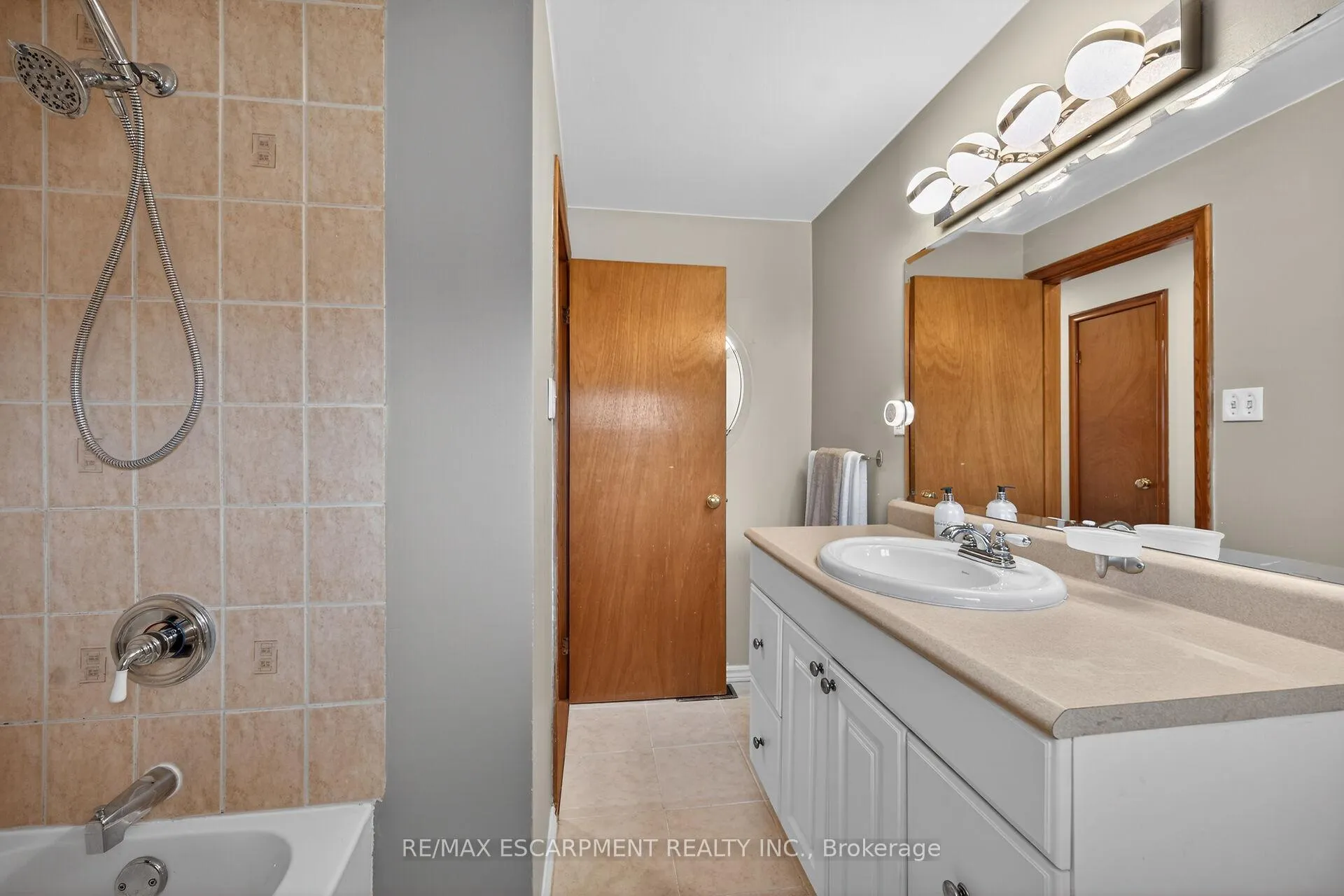 Photo 26 of 210 Columbia Drive, Hamilton, Buchanan — HOMEH