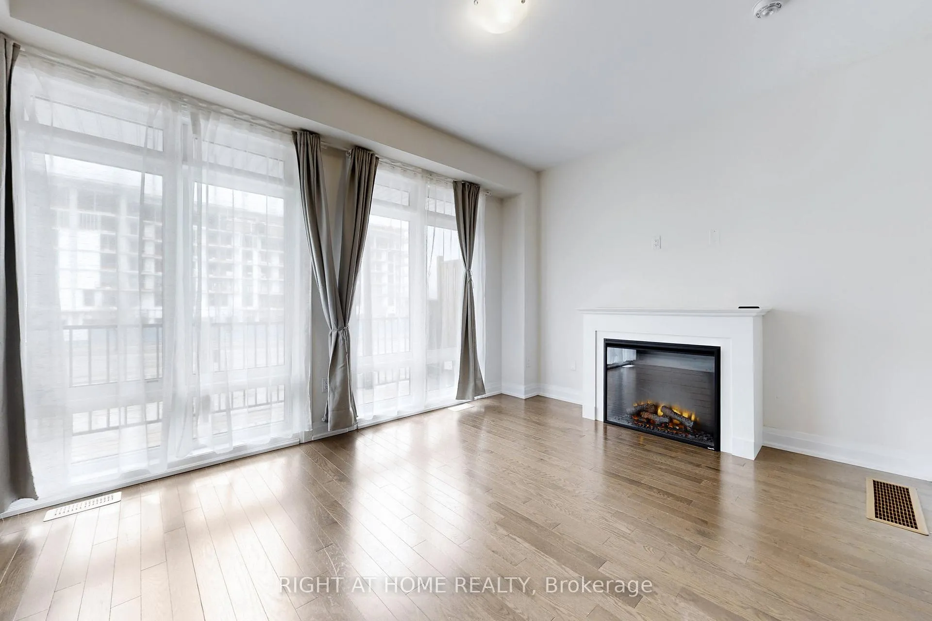 Photo 6 of 157 Blick Crescent, Aurora, Bayview Northeast — HOMEH