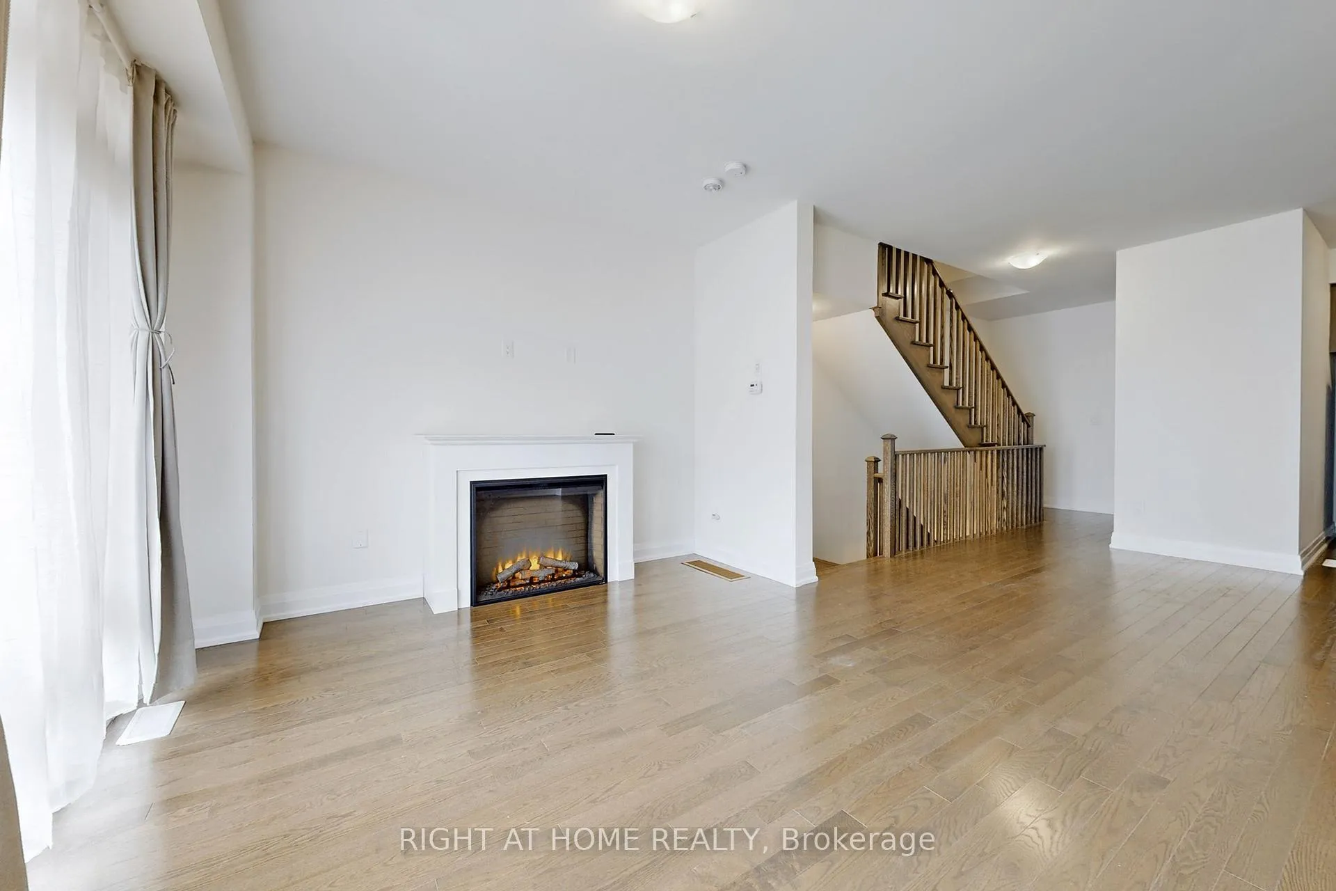Photo 7 of 157 Blick Crescent, Aurora, Bayview Northeast — HOMEH