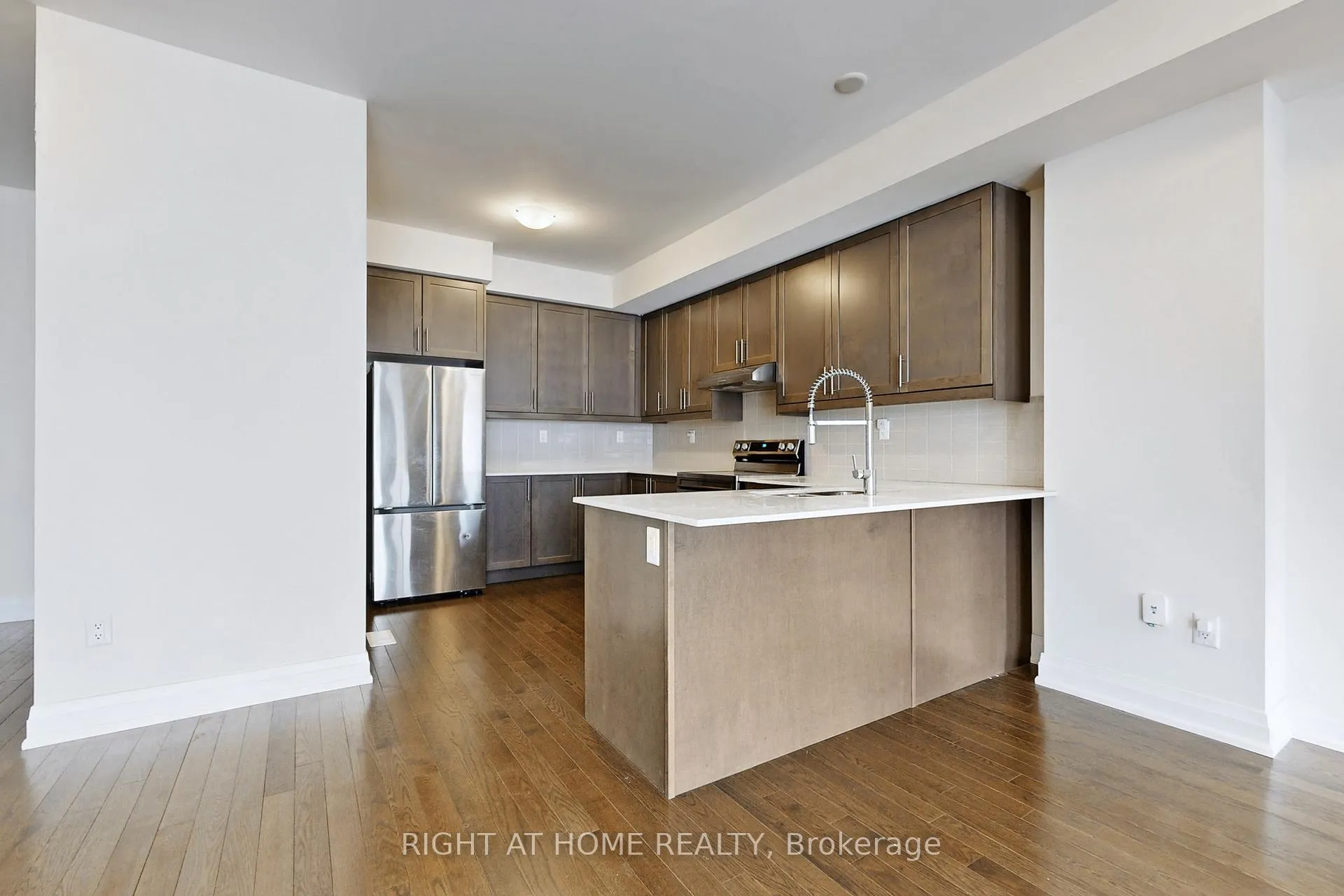 Photo 9 of 157 Blick Crescent, Aurora, Bayview Northeast — HOMEH