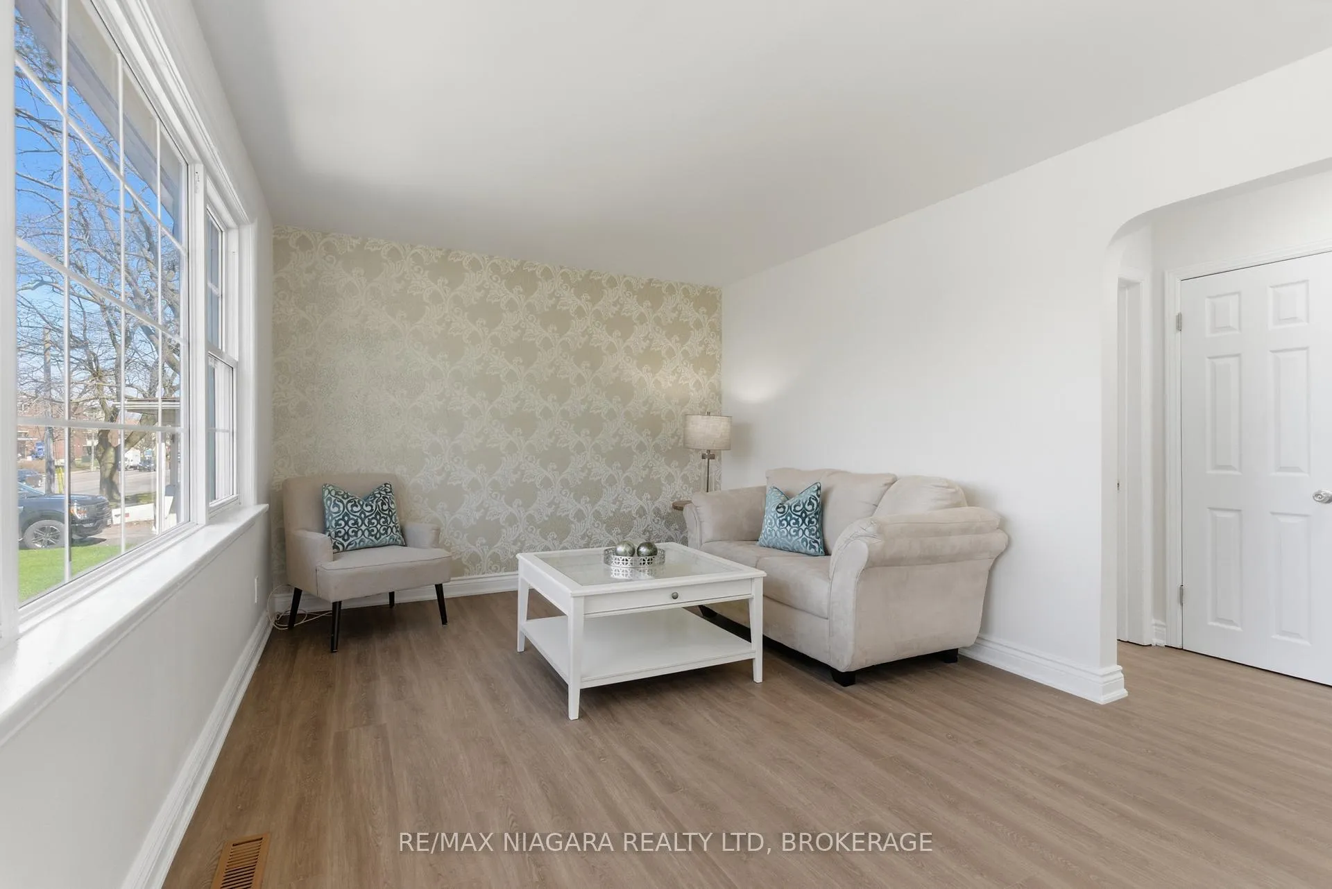 Photo 3 of 5654 Drummond Road, Niagara Falls, Hospital — HOMEH
