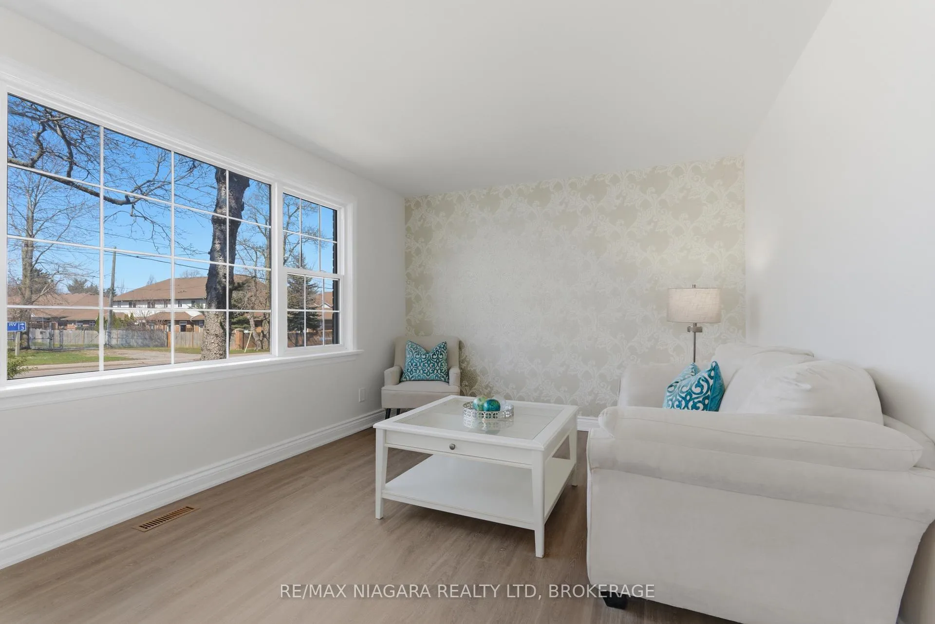 Photo 4 of 5654 Drummond Road, Niagara Falls, Hospital — HOMEH