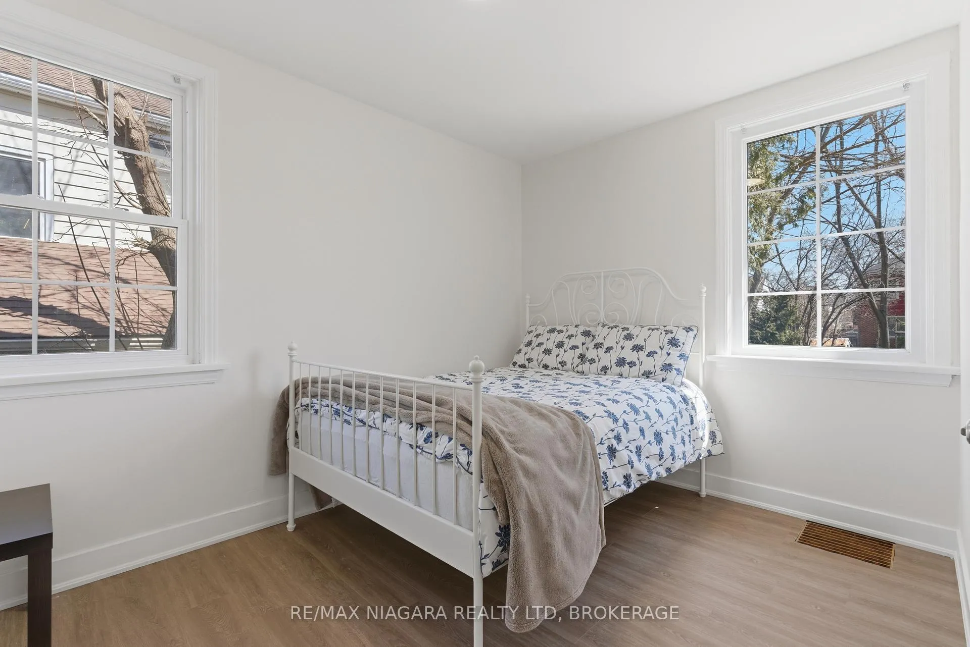 Photo 11 of 5654 Drummond Road, Niagara Falls, Hospital — HOMEH
