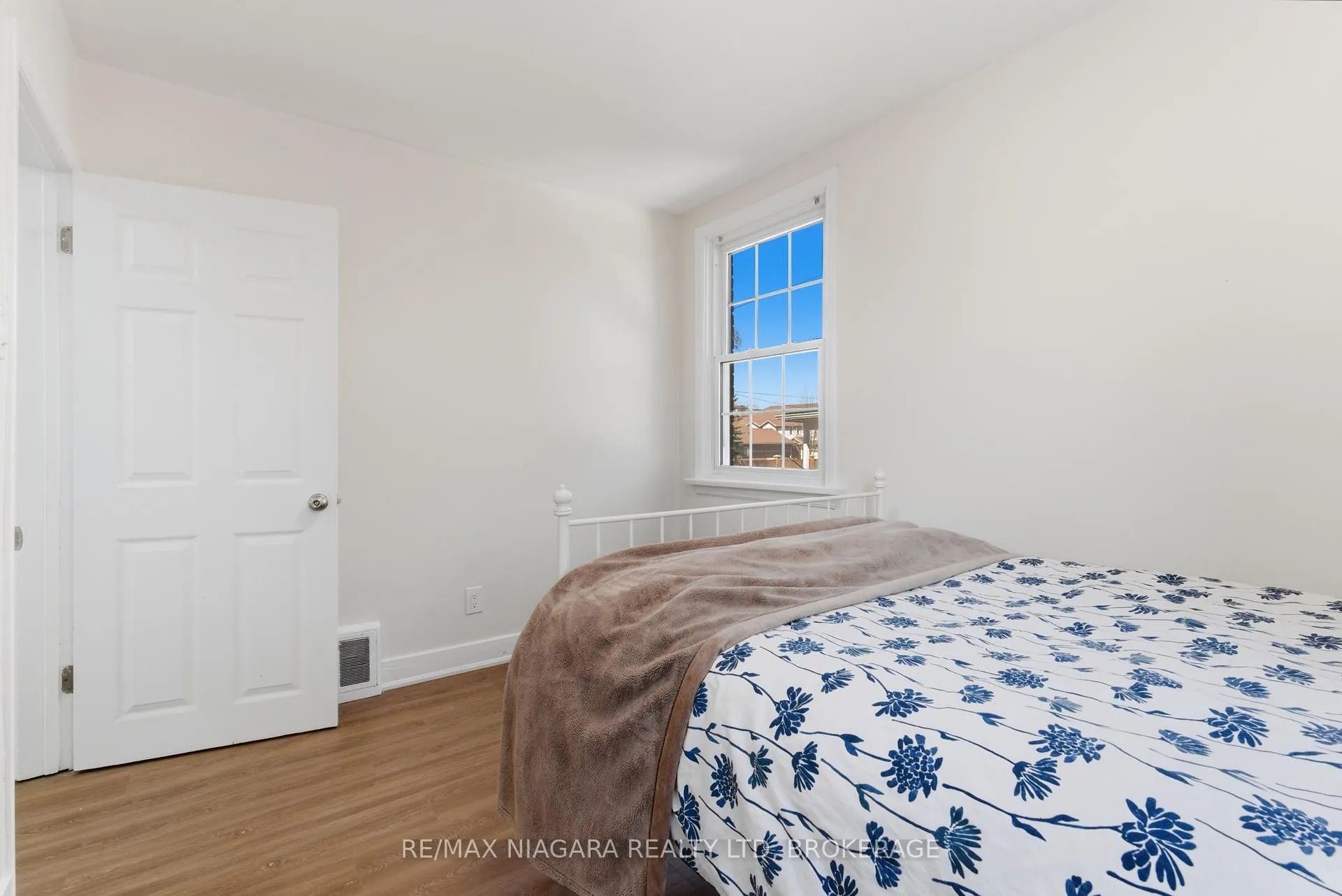 Photo 13 of 5654 Drummond Road, Niagara Falls, Hospital — HOMEH