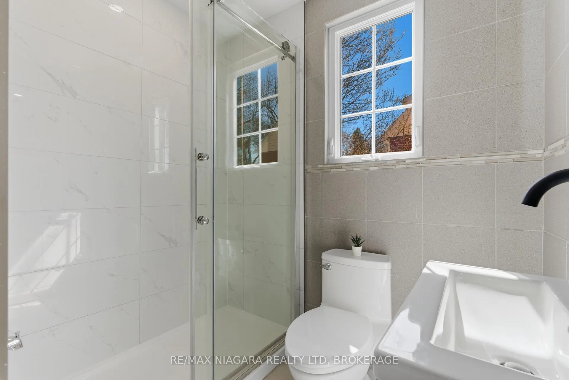 Photo 19 of 5654 Drummond Road, Niagara Falls, Hospital — HOMEH