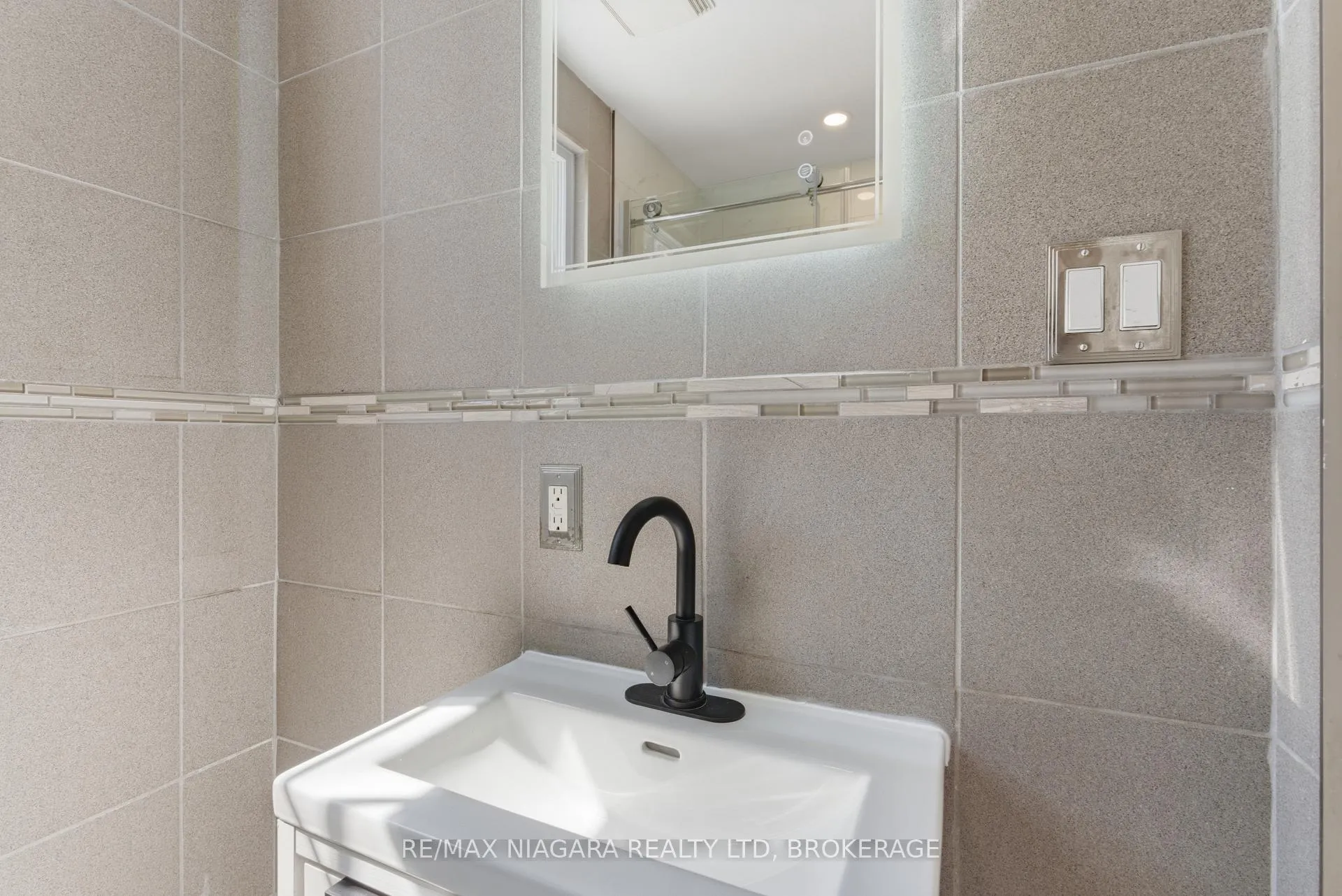 Photo 20 of 5654 Drummond Road, Niagara Falls, Hospital — HOMEH