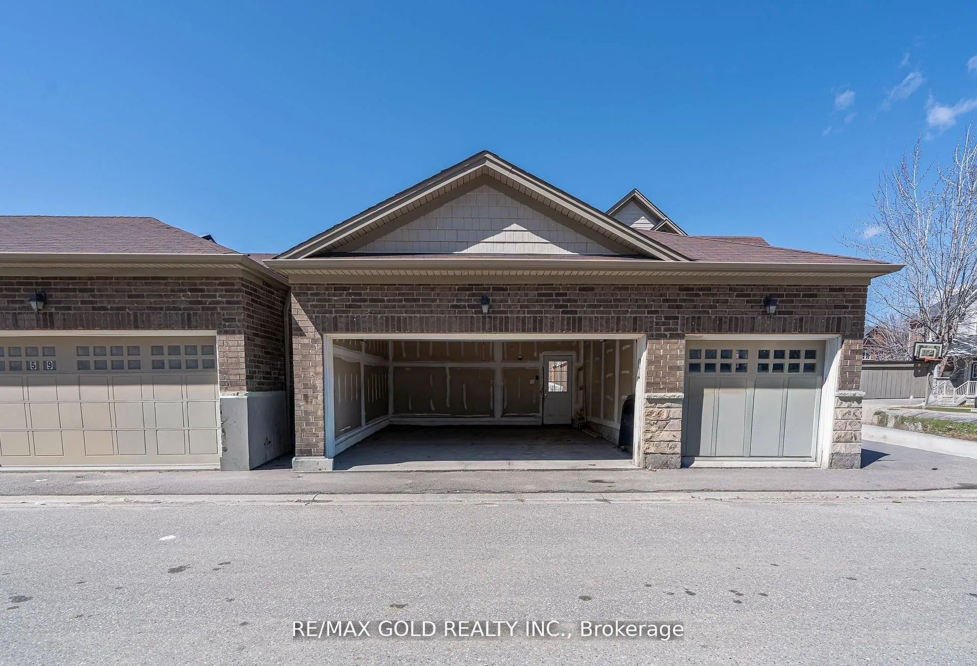 Photo 33 of 61 Yellowknife Road, Brampton, Sandringham-Wellington North — HOMEH