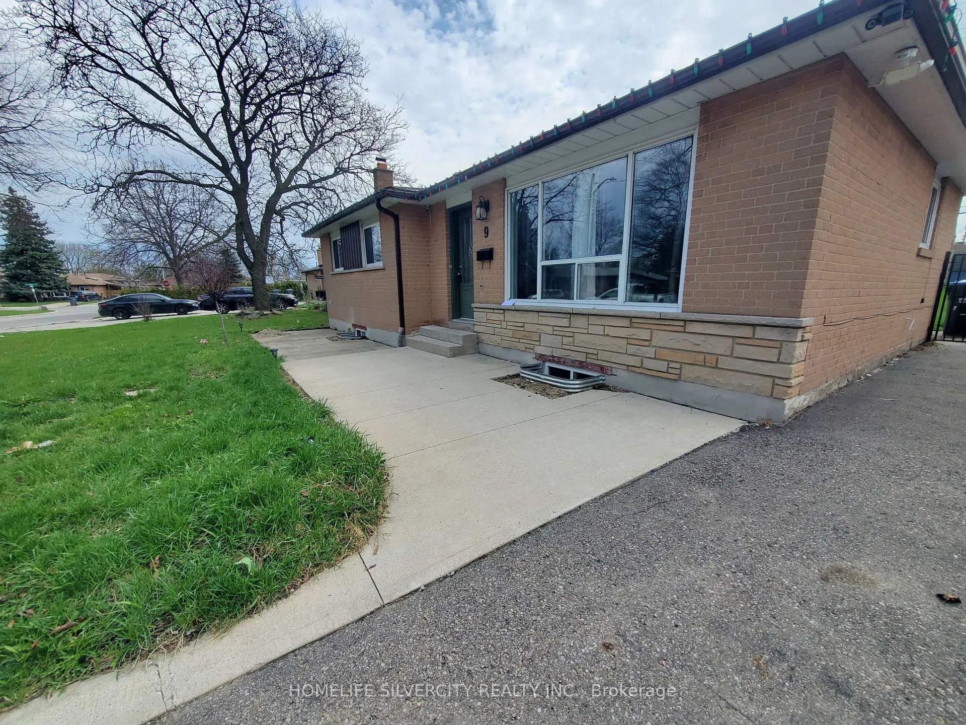Photo 2 of 9 Belmont Drive, Brampton, Avondale — HOMEH