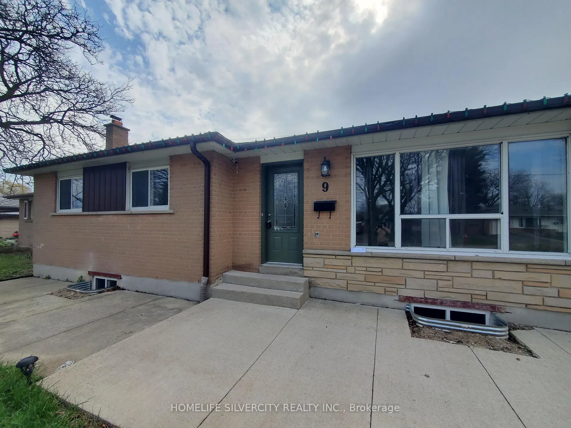 Photo 3 of 9 Belmont Drive, Brampton, Avondale — HOMEH