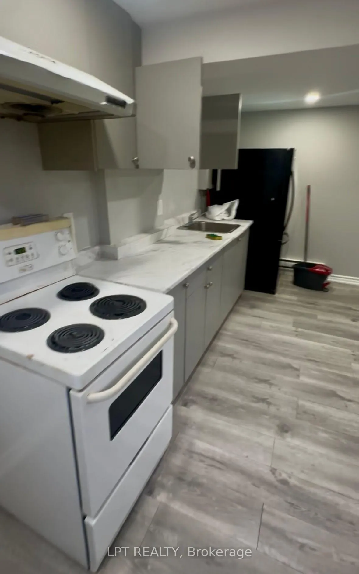 Photo 2 of Unit bsmnt, 40 Gladstone Square, Brampton, Northgate — HOMEH