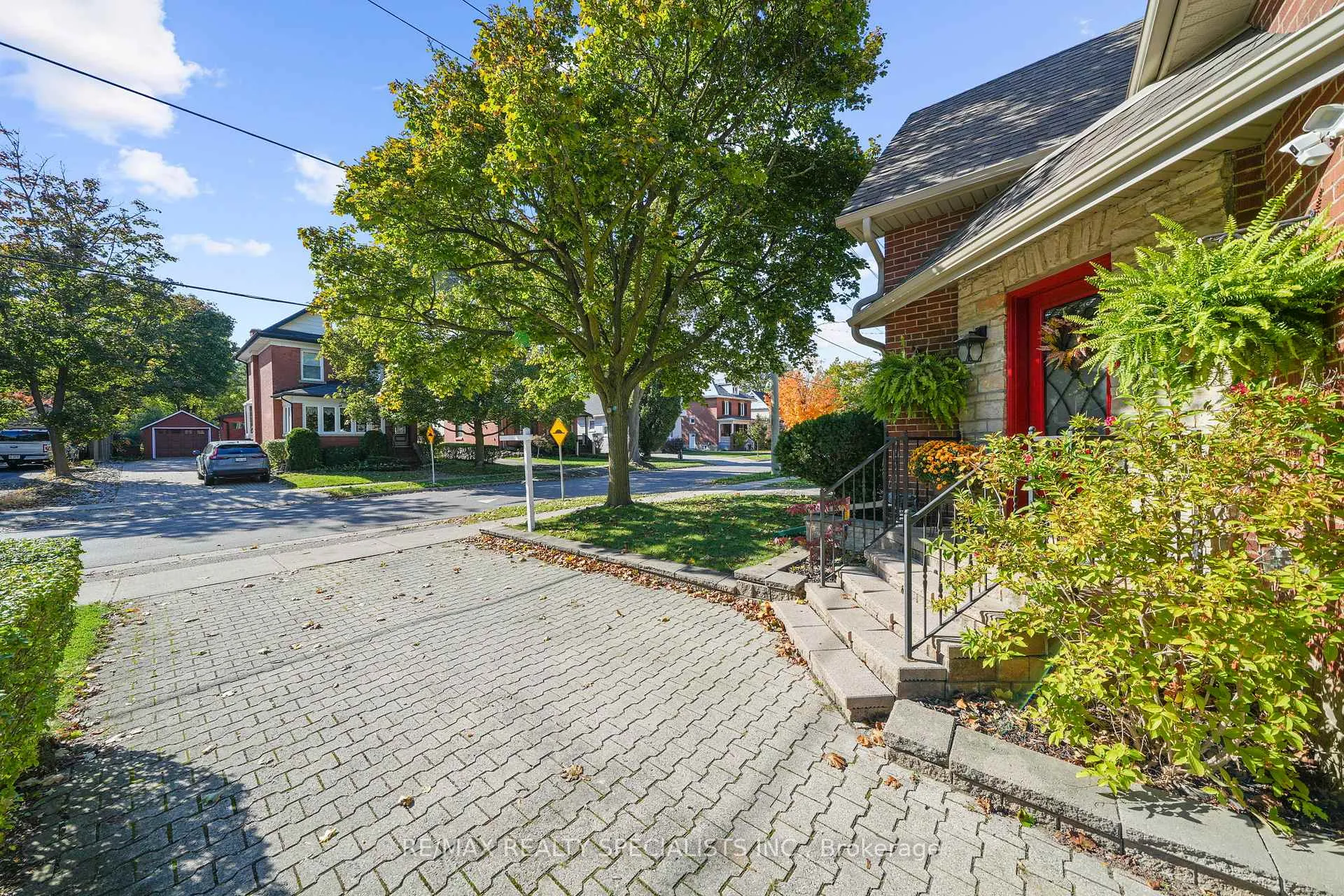 Photo 3 of 46 Elizabeth Street S, Brampton, Downtown Brampton — HOMEH