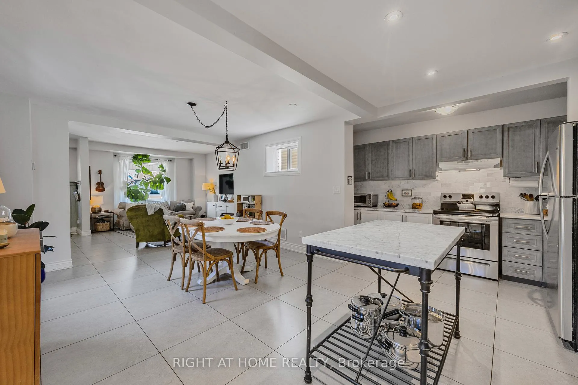 Photo 10 of 71 Robins Avenue, Hamilton, Crown Point — HOMEH