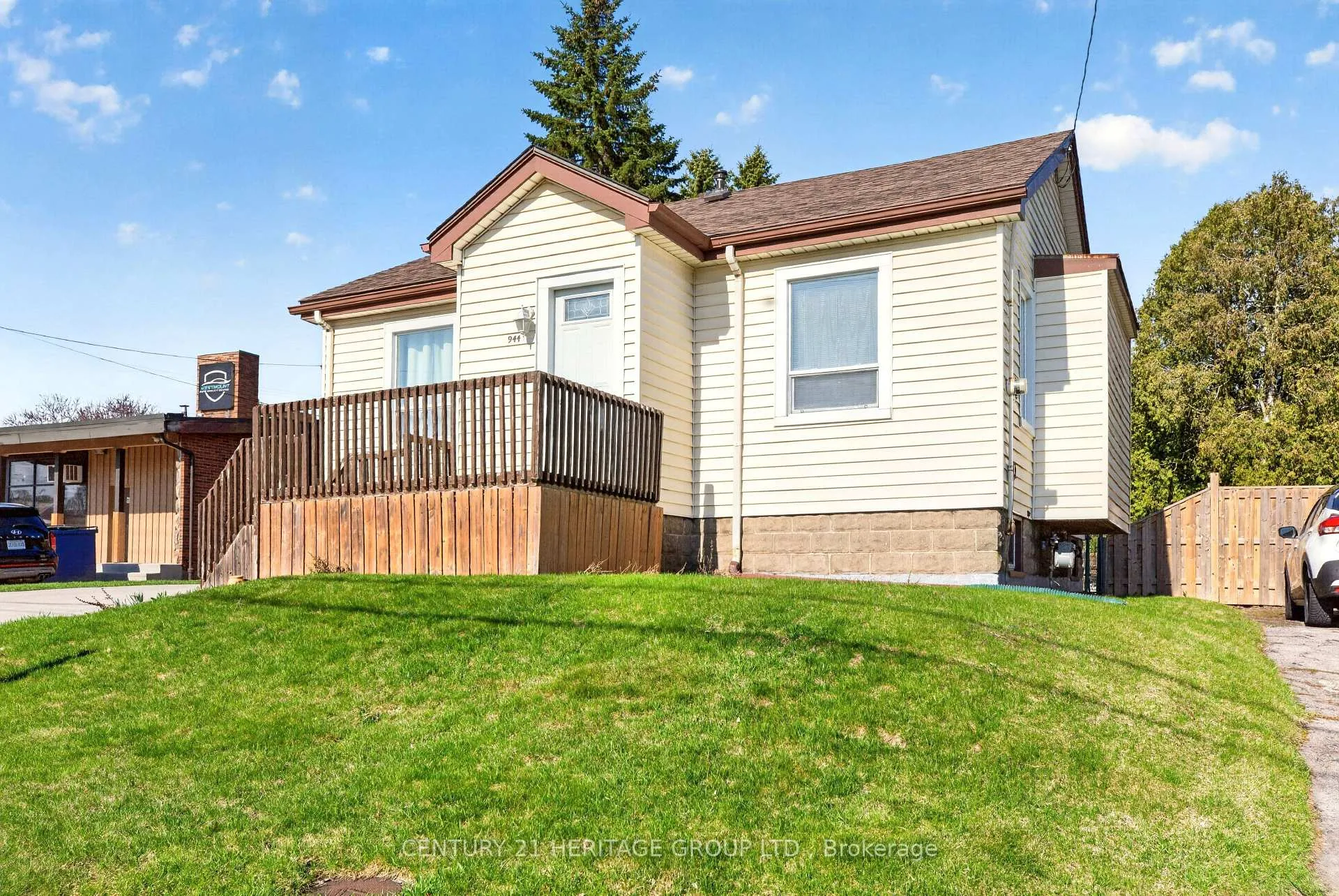 Photo 3 of 944 Garth Street, Hamilton, Gilbert — HOMEH