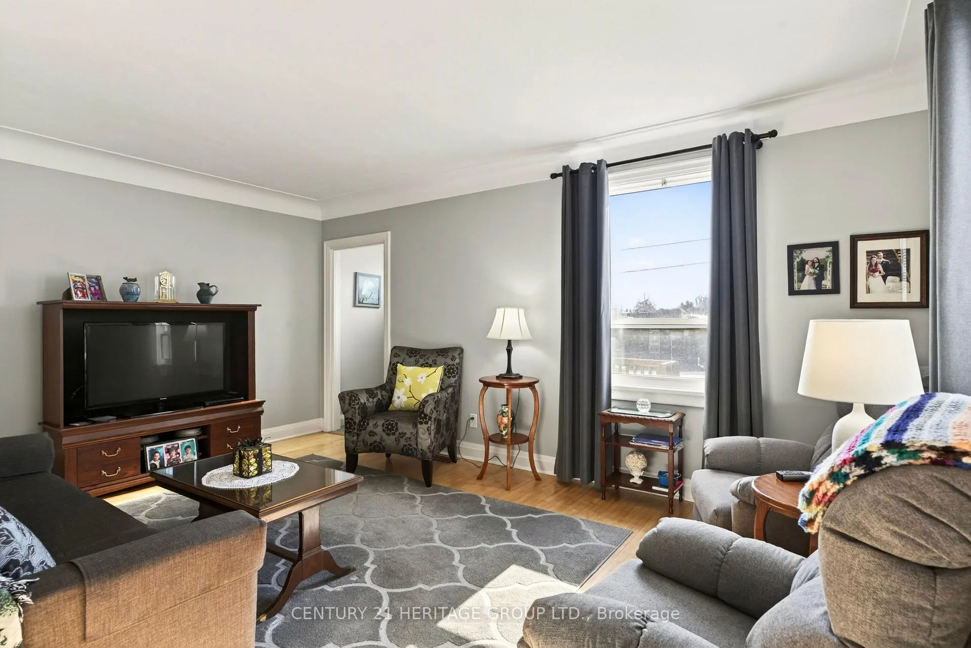 Photo 5 of 944 Garth Street, Hamilton, Gilbert — HOMEH