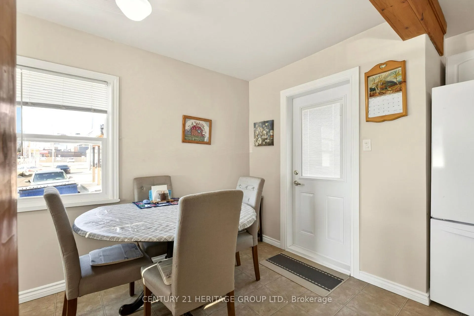 Photo 8 of 944 Garth Street, Hamilton, Gilbert — HOMEH