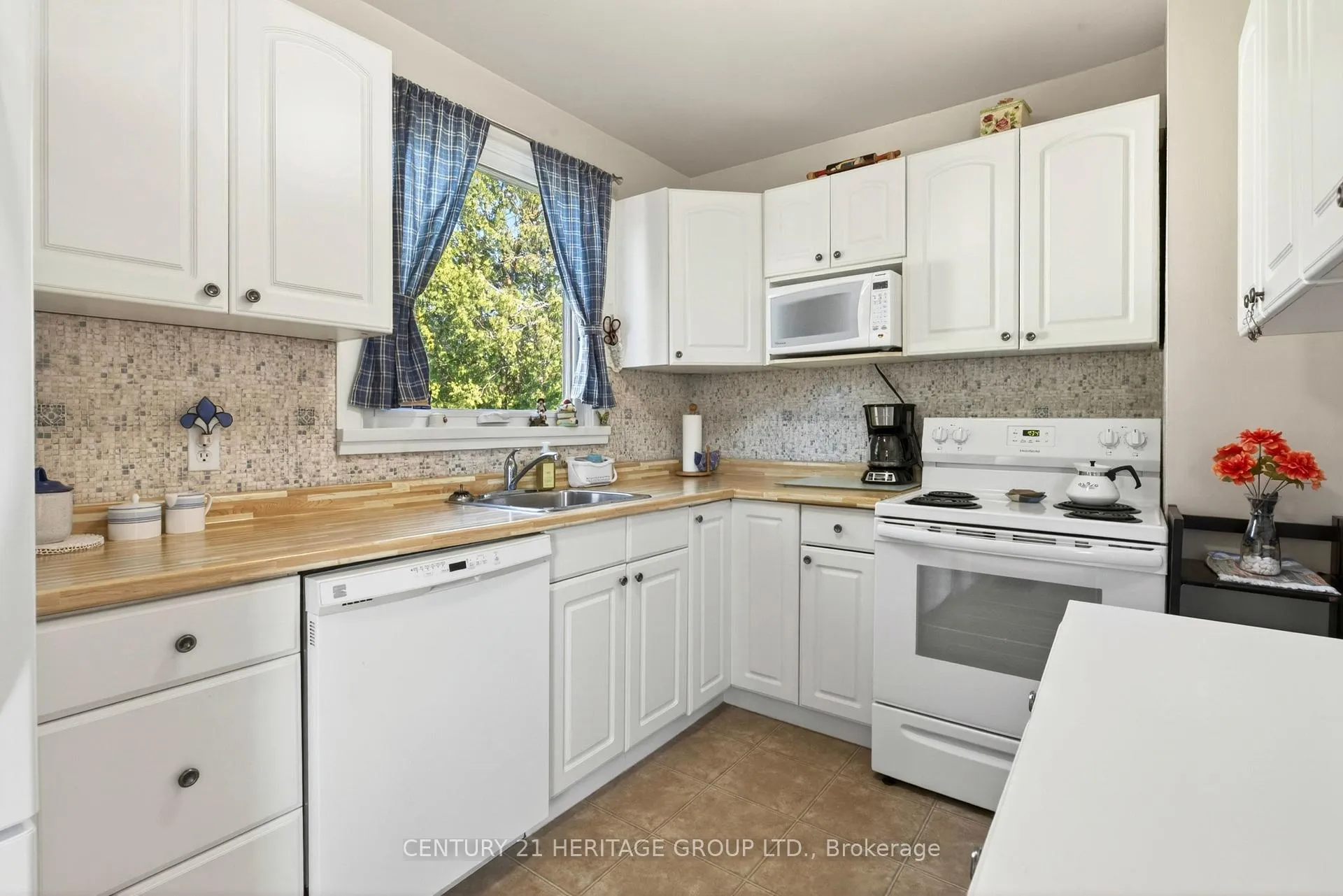 Photo 11 of 944 Garth Street, Hamilton, Gilbert — HOMEH