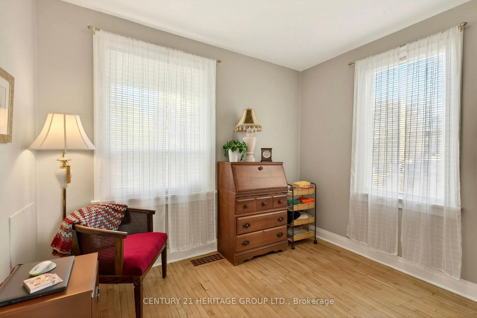 Photo 21 of 944 Garth Street, Hamilton, Gilbert — HOMEH
