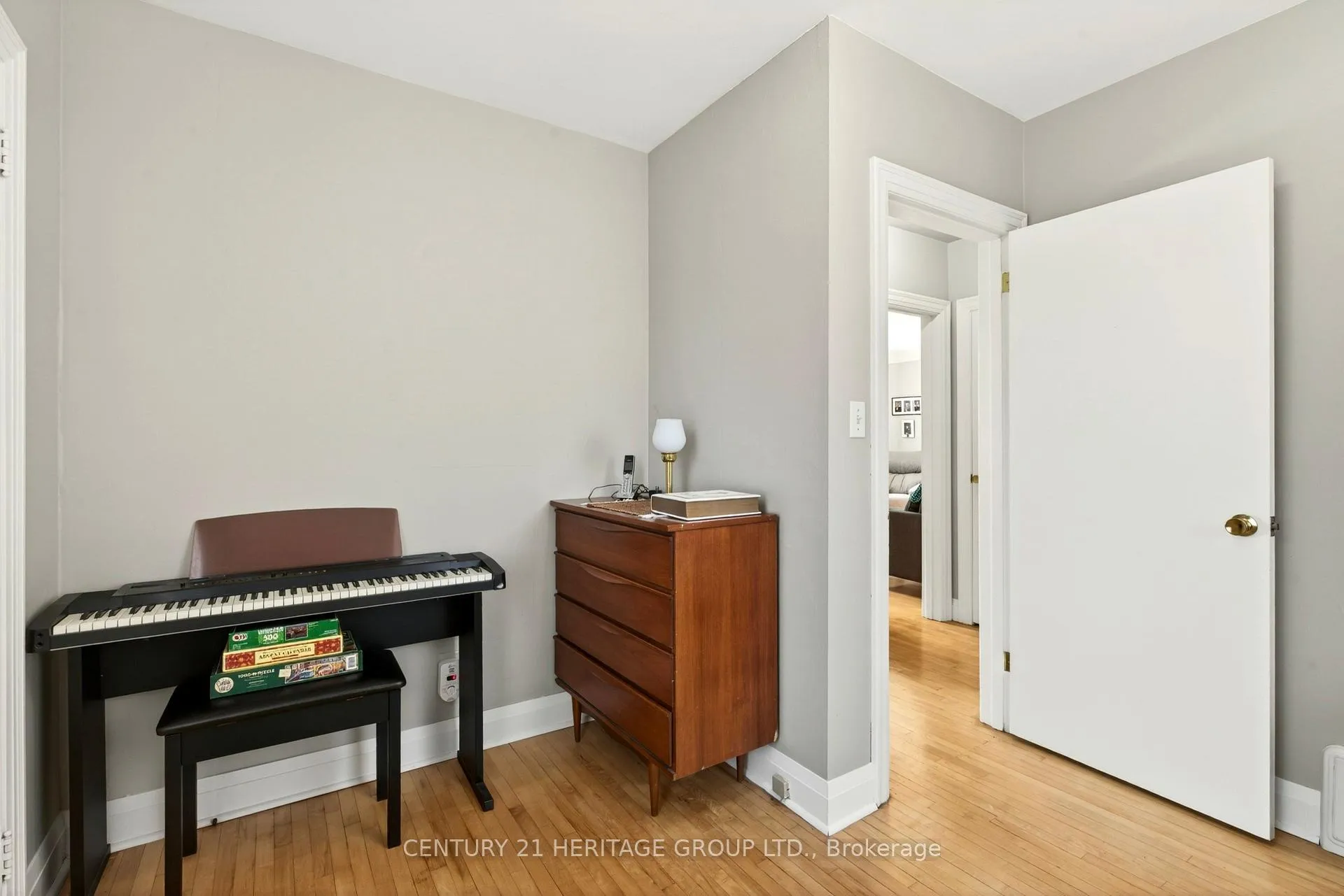 Photo 23 of 944 Garth Street, Hamilton, Gilbert — HOMEH