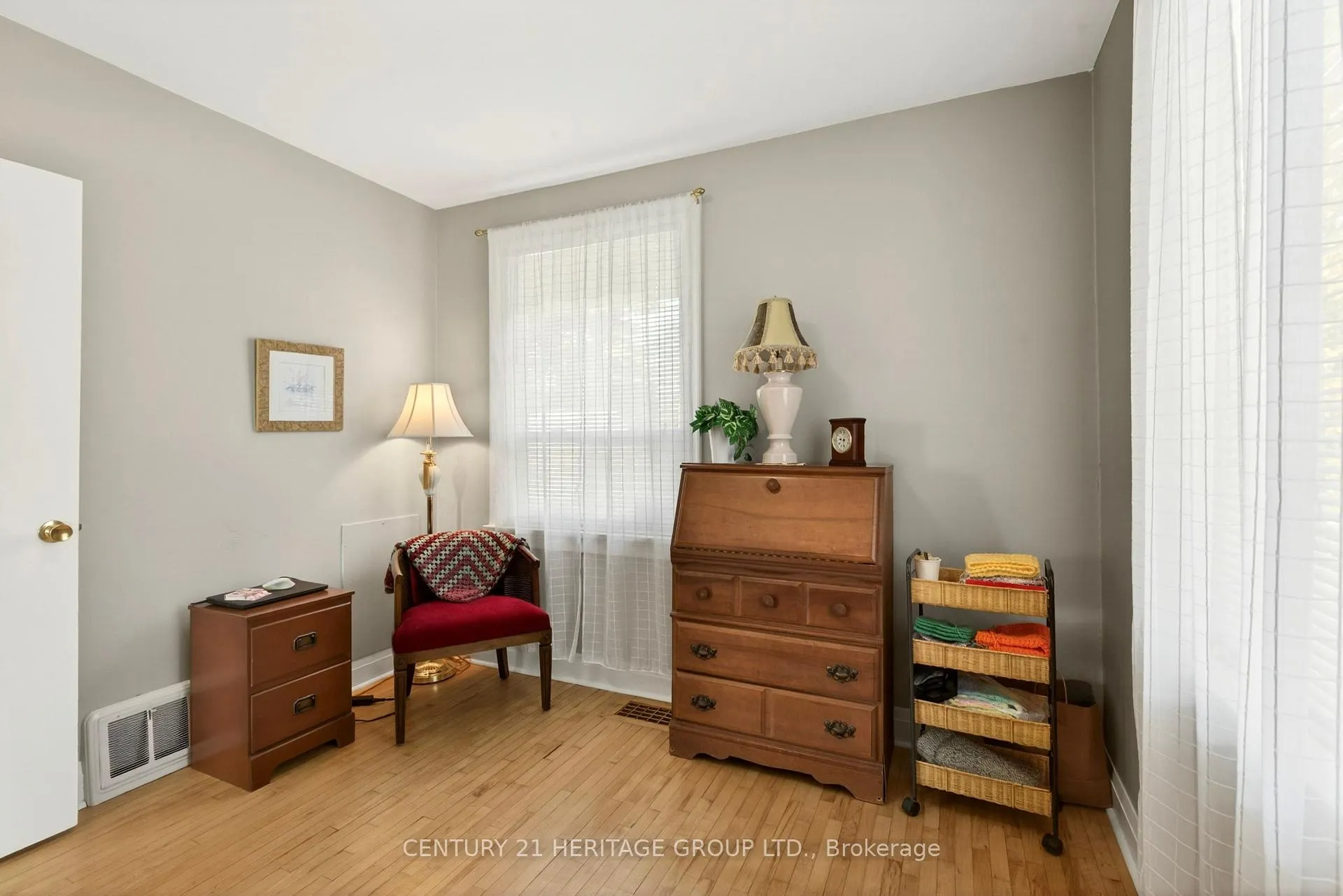 Photo 24 of 944 Garth Street, Hamilton, Gilbert — HOMEH