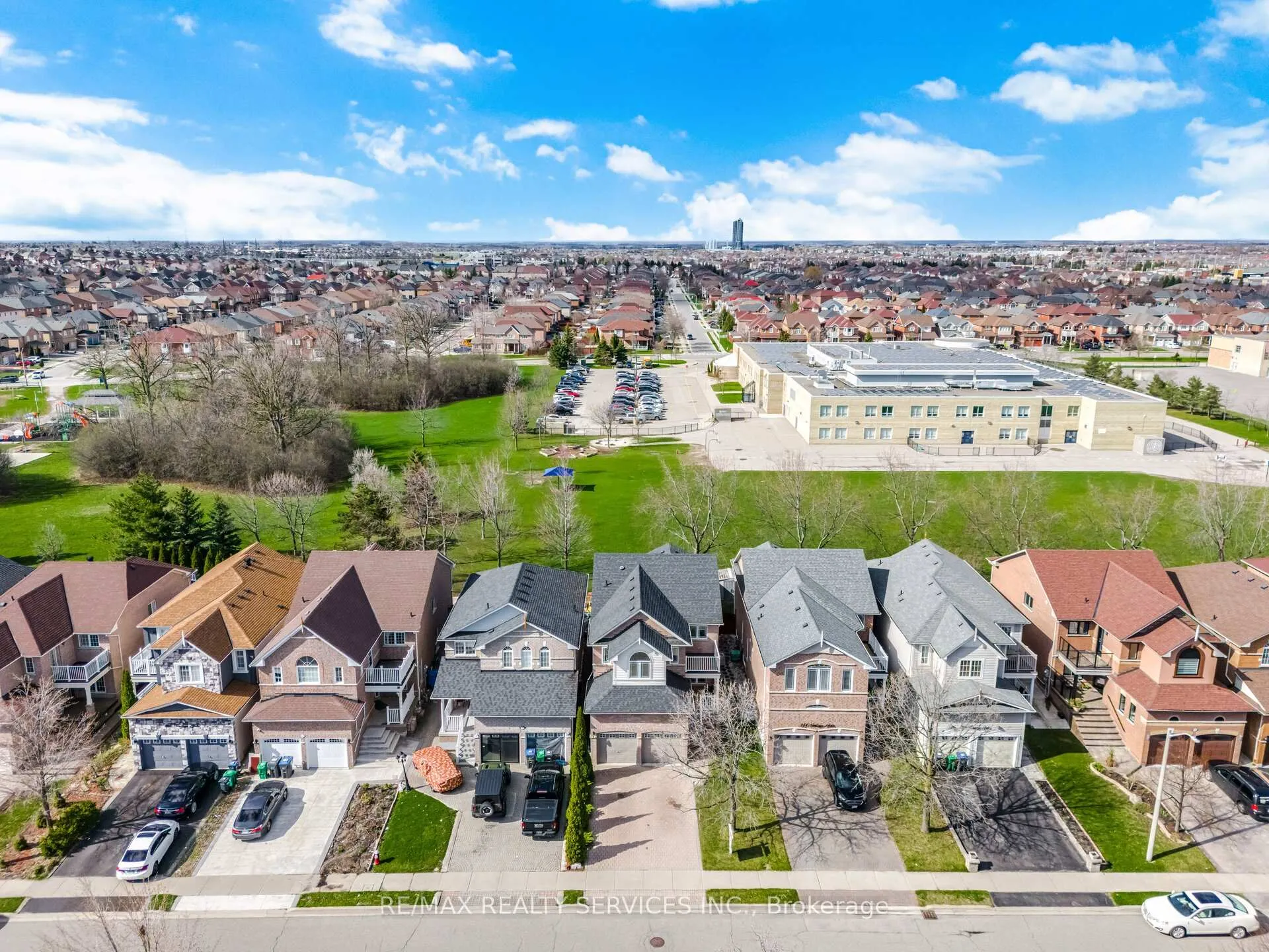 Photo 2 of 252 Vintage Gate, Brampton, Fletcher's Creek Village — HOMEH
