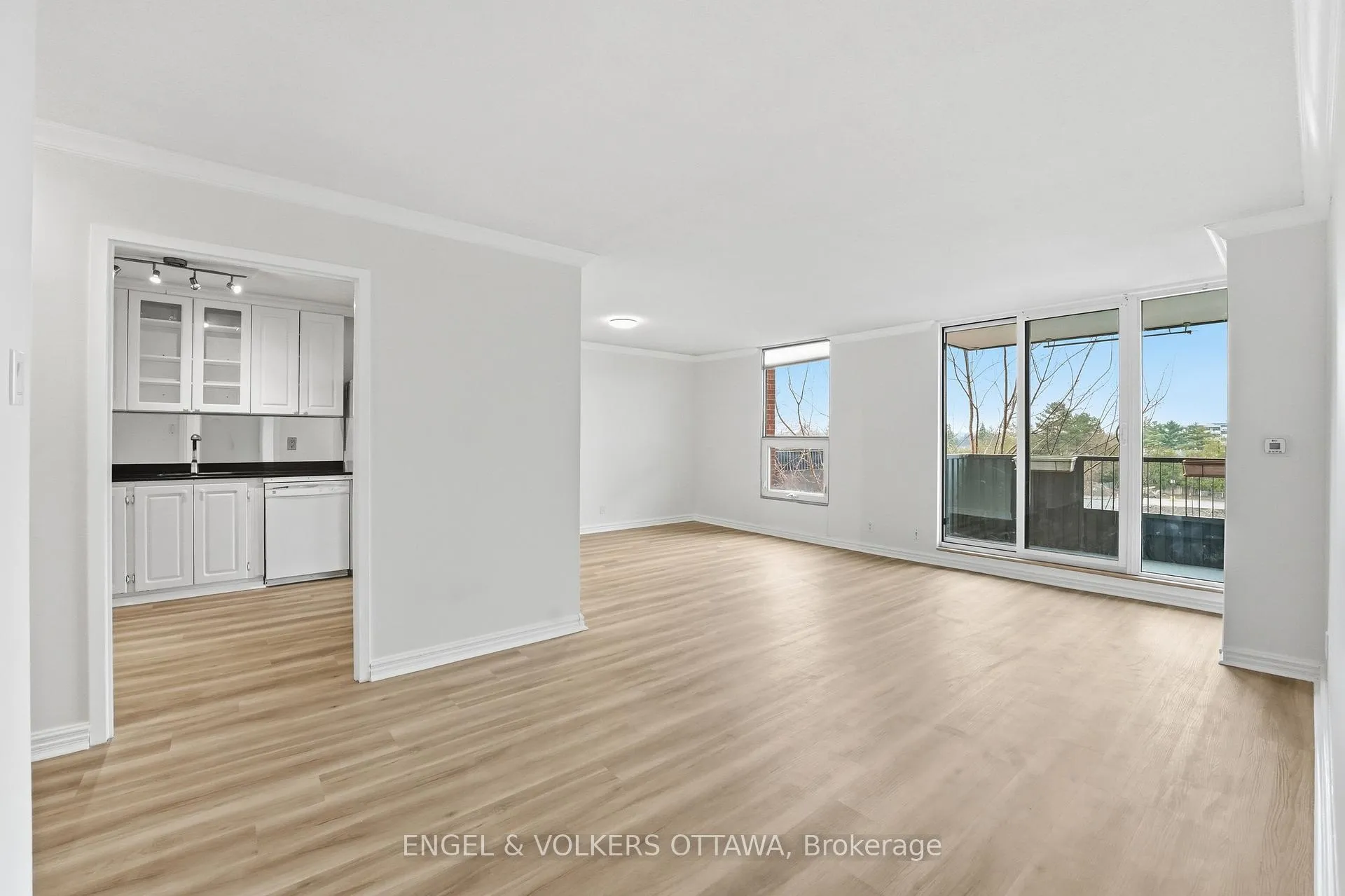 Photo 8 of Unit 301, 2951 Riverside Drive, Ottawa, Mooneys Bay/Riverside Park — HOMEH
