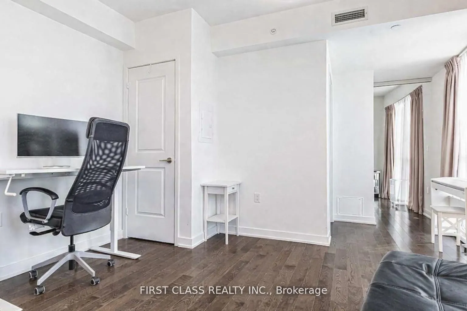 Front of Unit 3305, 1 The Esplanade Street
