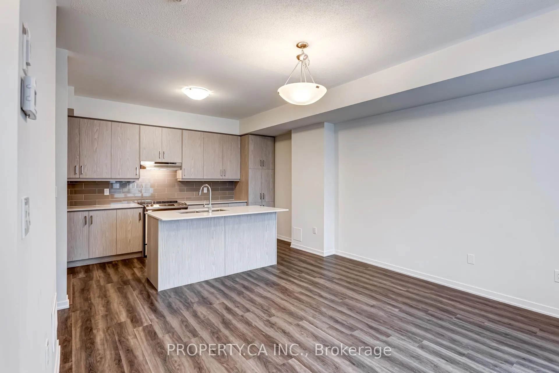 Photo 4 of Unit TH377, 80 Honeycrisp Crescent, Vaughan, Vaughan Corporate Centre — HOMEH