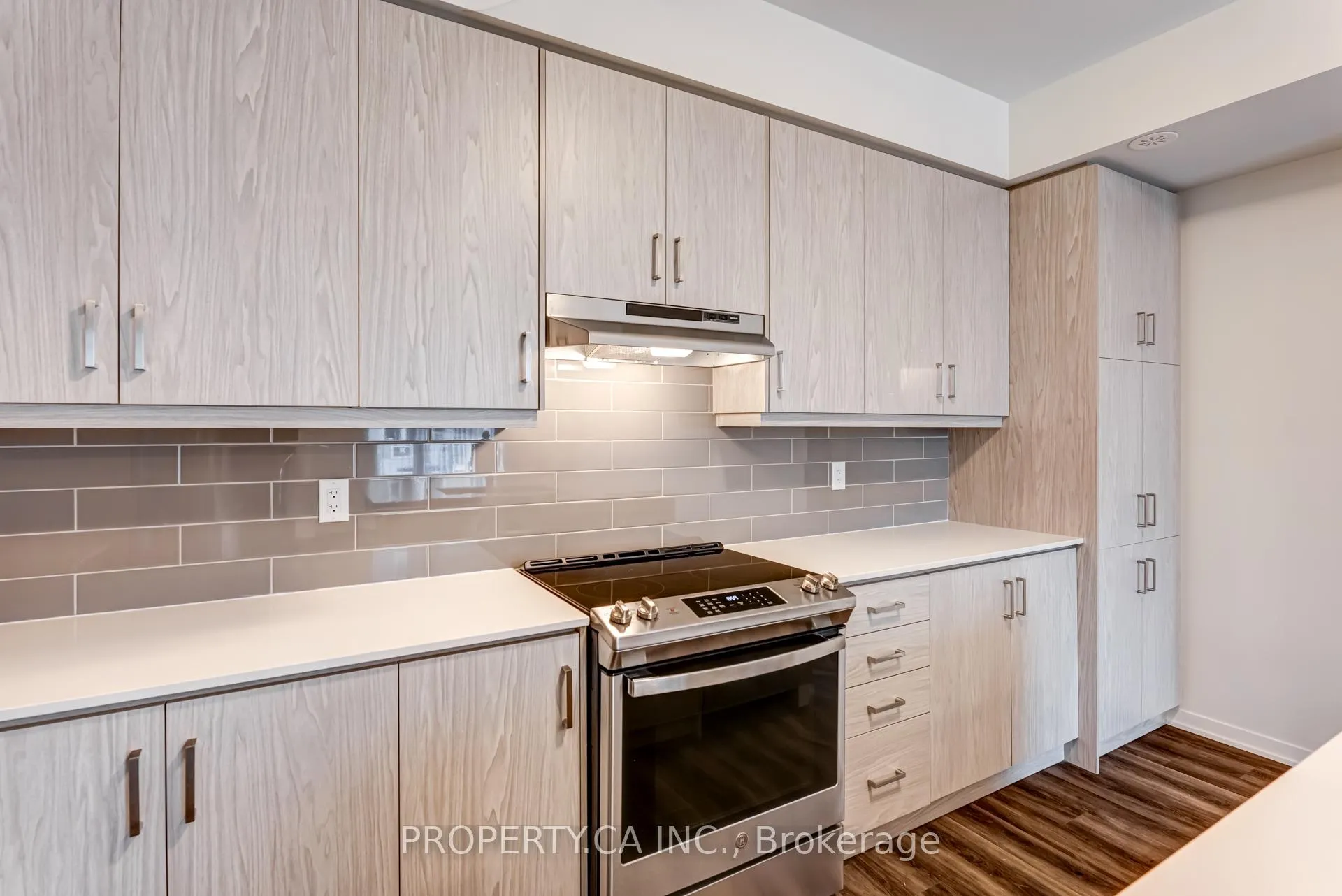 Photo 7 of Unit TH377, 80 Honeycrisp Crescent, Vaughan, Vaughan Corporate Centre — HOMEH