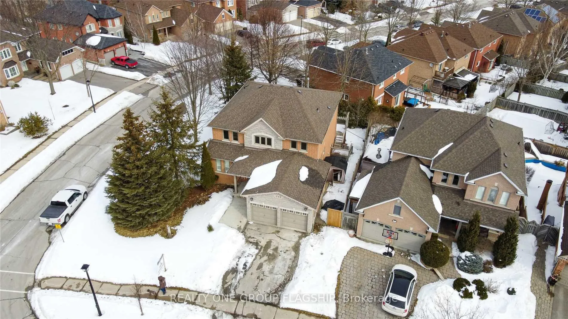 Photo 2 of 355 Carruthers Avenue, Newmarket, Summerhill Estates — HOMEH