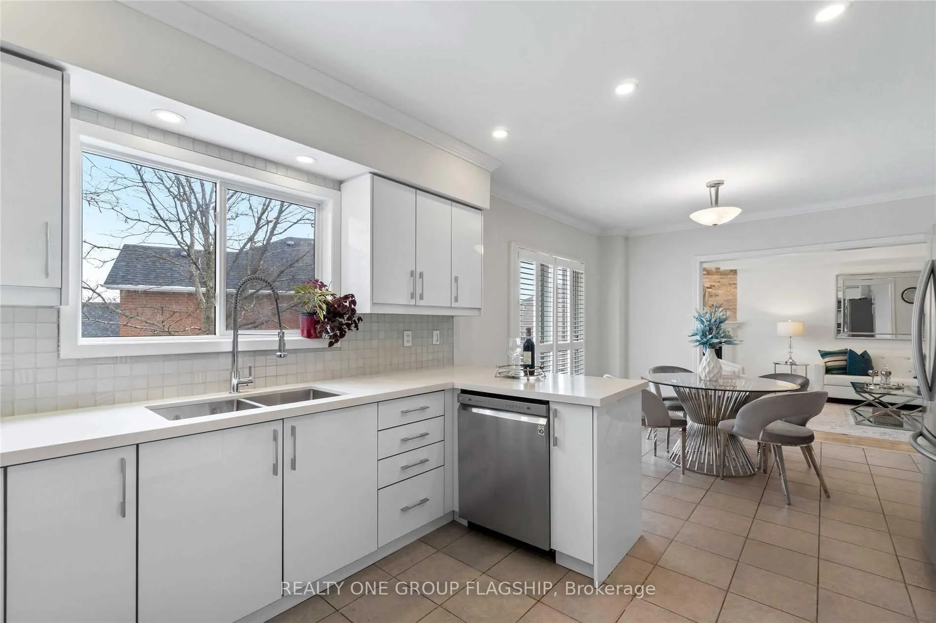 Photo 13 of 355 Carruthers Avenue, Newmarket, Summerhill Estates — HOMEH