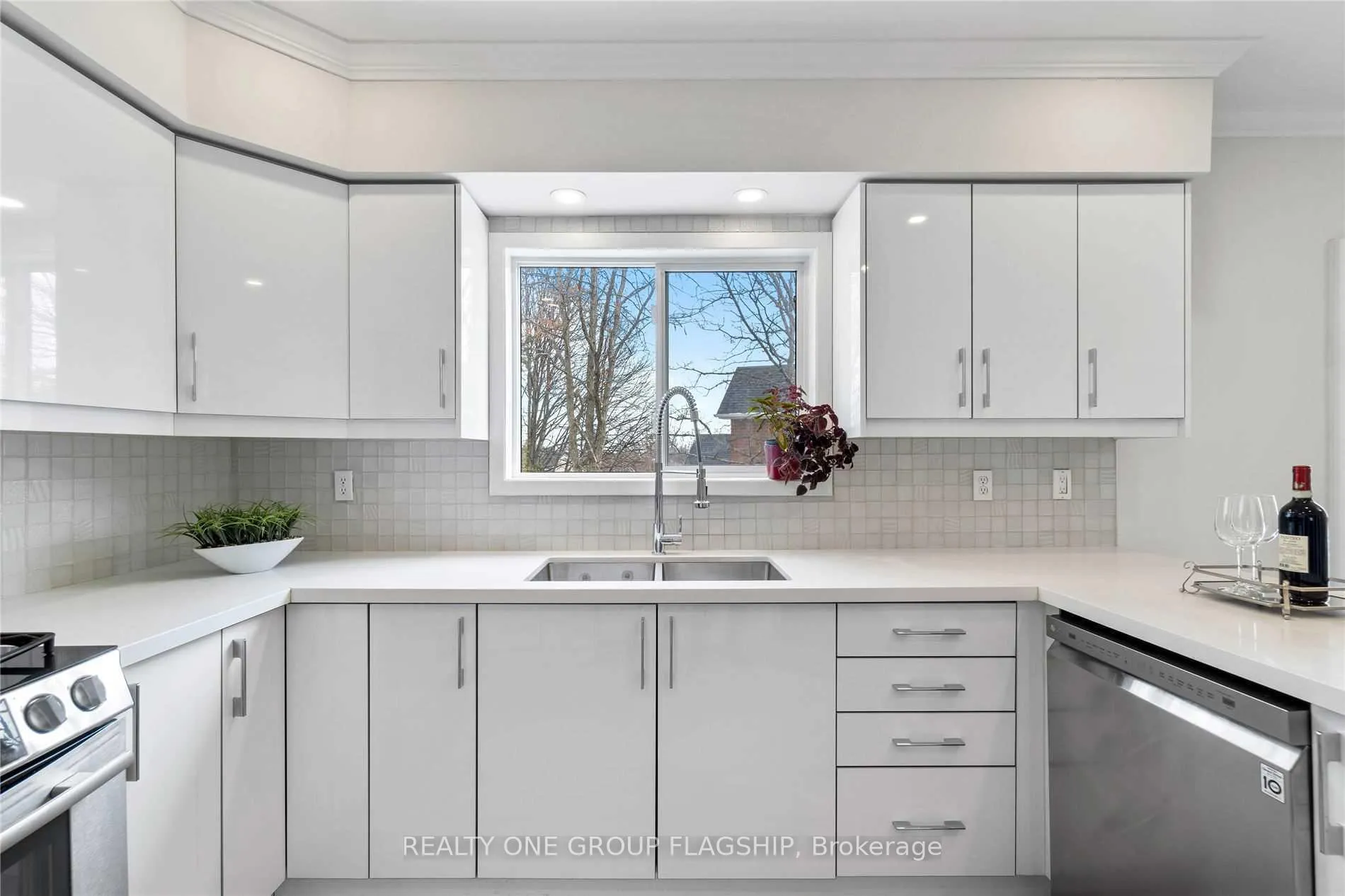 Photo 15 of 355 Carruthers Avenue, Newmarket, Summerhill Estates — HOMEH
