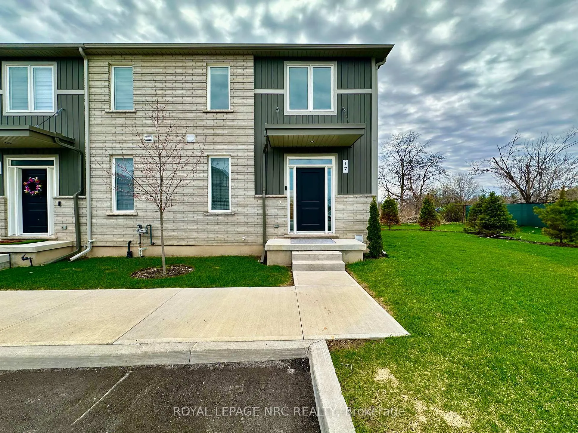 Photo 2 of Unit 17, 121A Moffatt Street, St. Catharines, Oakdale — HOMEH