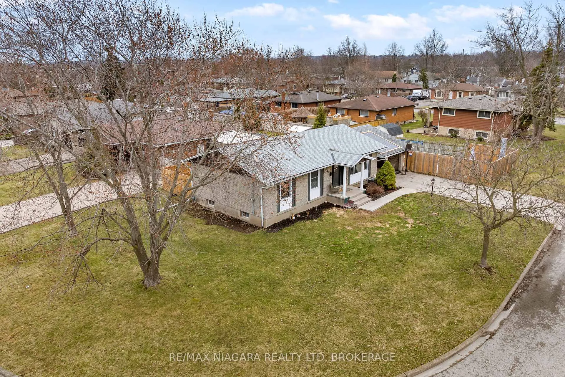 Photo 2 of 38 Acadia Crescent, St. Catharines, Secord Woods — HOMEH