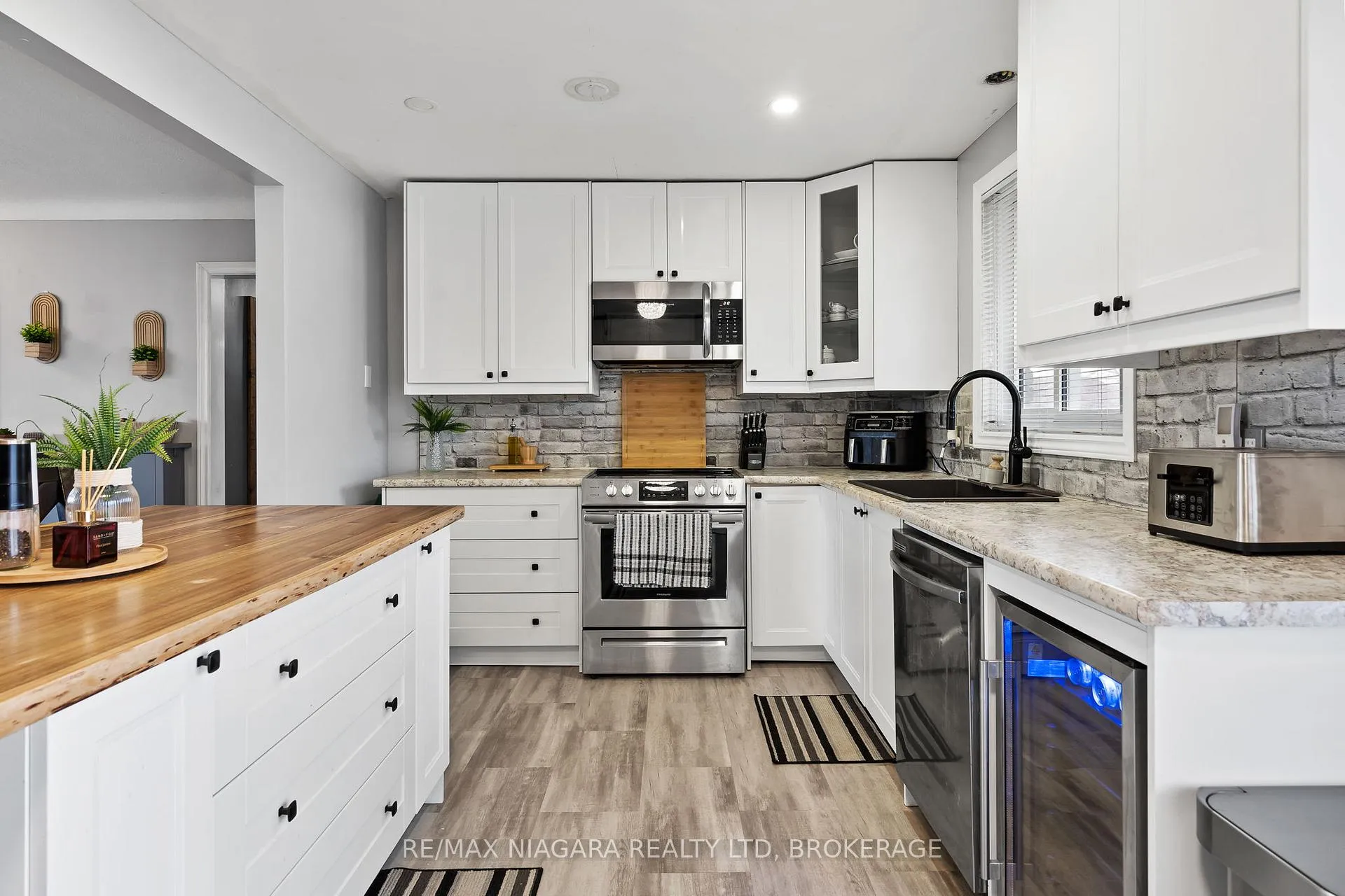 Photo 6 of 38 Acadia Crescent, St. Catharines, Secord Woods — HOMEH