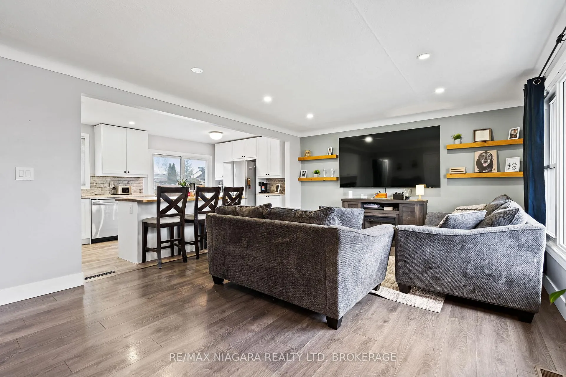Photo 8 of 38 Acadia Crescent, St. Catharines, Secord Woods — HOMEH