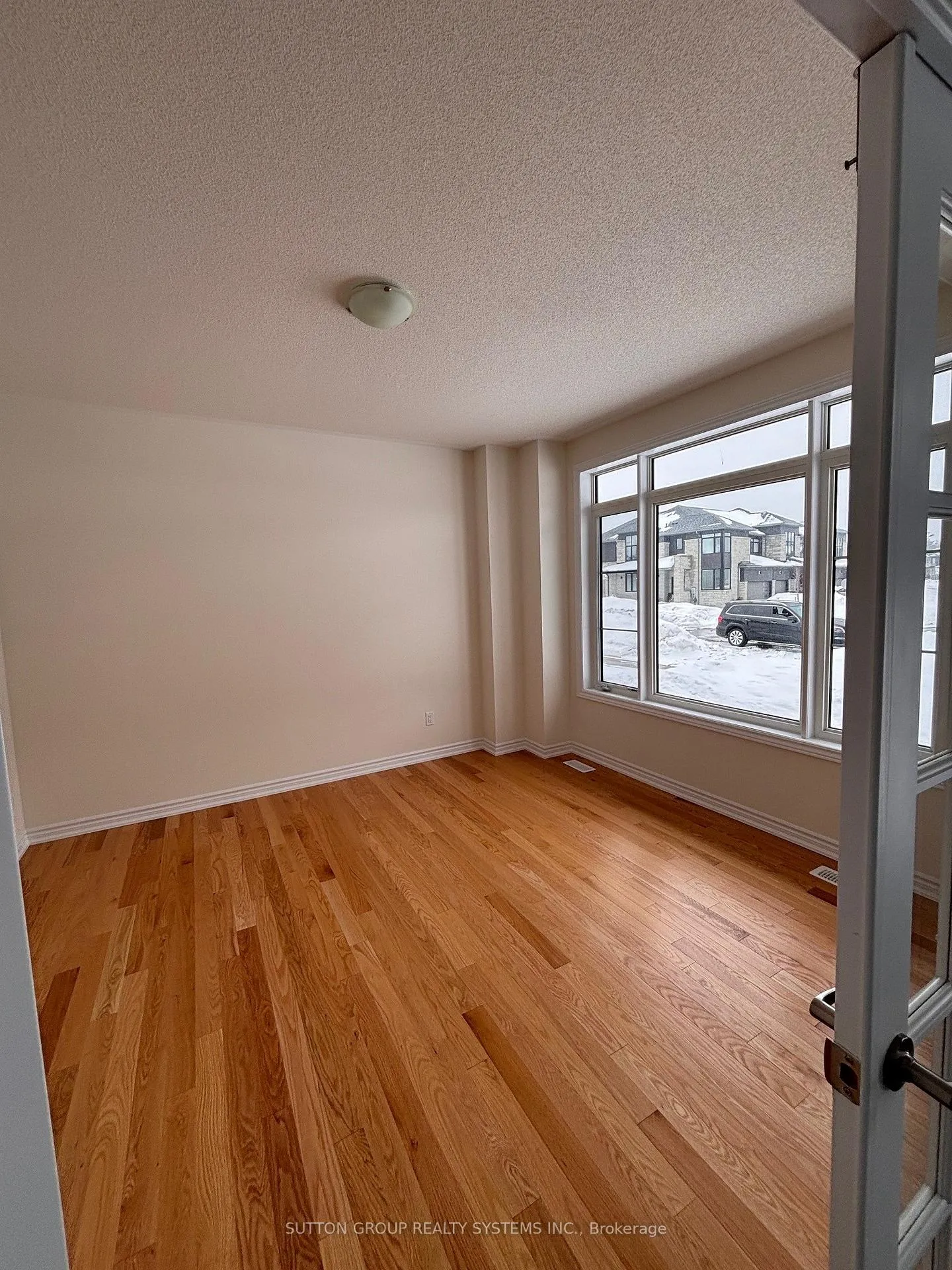 Photo 11 of 30 Rosanne Circle, Wasaga Beach — HOMEH