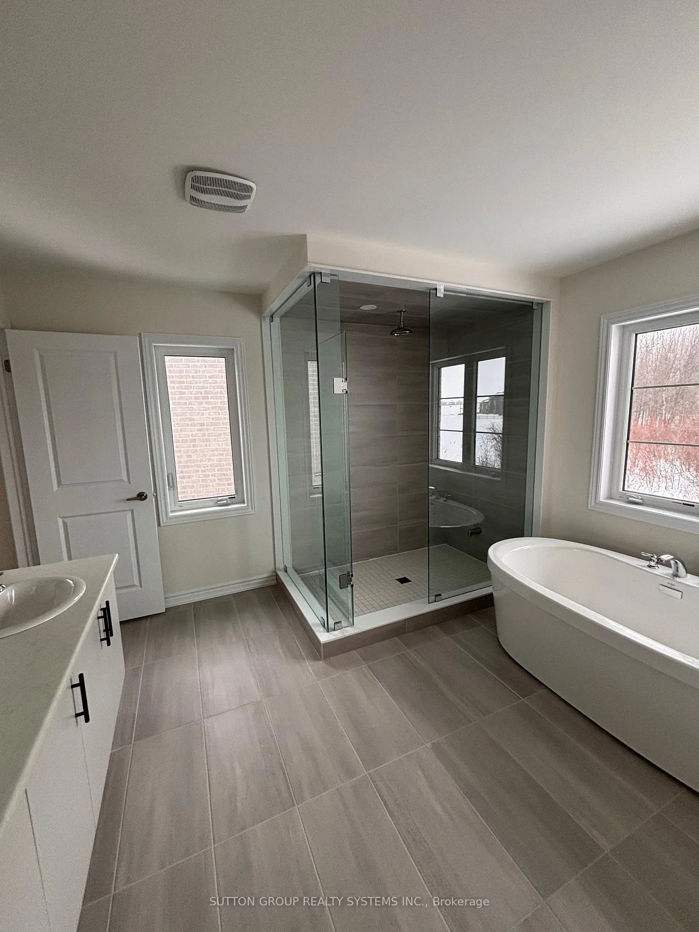 Photo 15 of 30 Rosanne Circle, Wasaga Beach — HOMEH