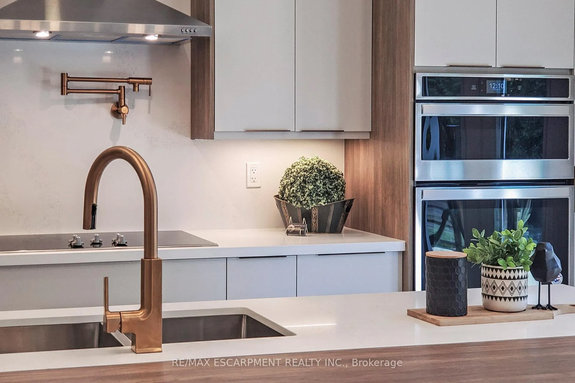 Photo 12 of 49 Roselawn Avenue, Hamilton, Ancaster — HOMEH