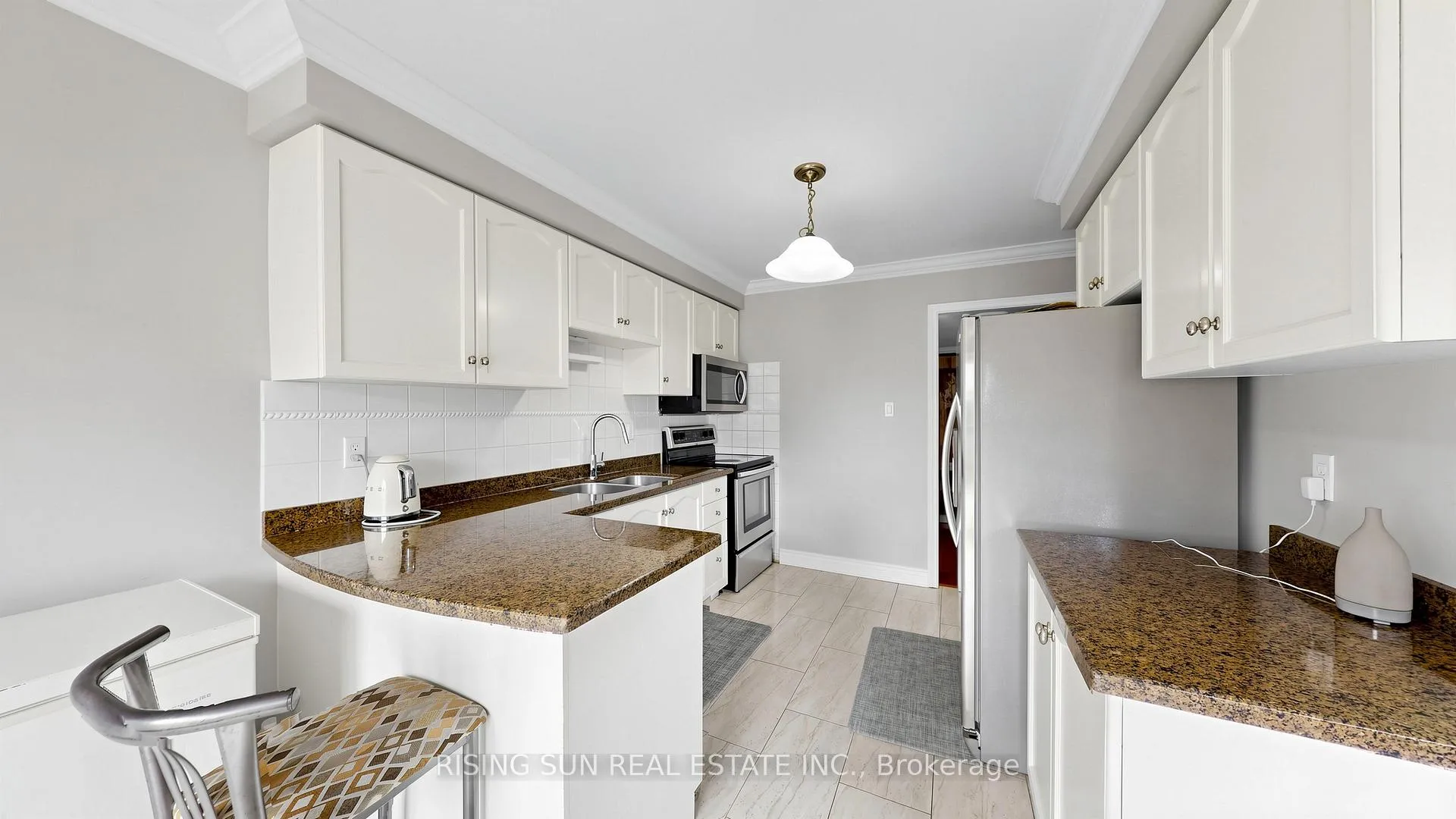 Photo 13 of 10 Cedarwood Crescent, Brampton, Brampton West — HOMEH