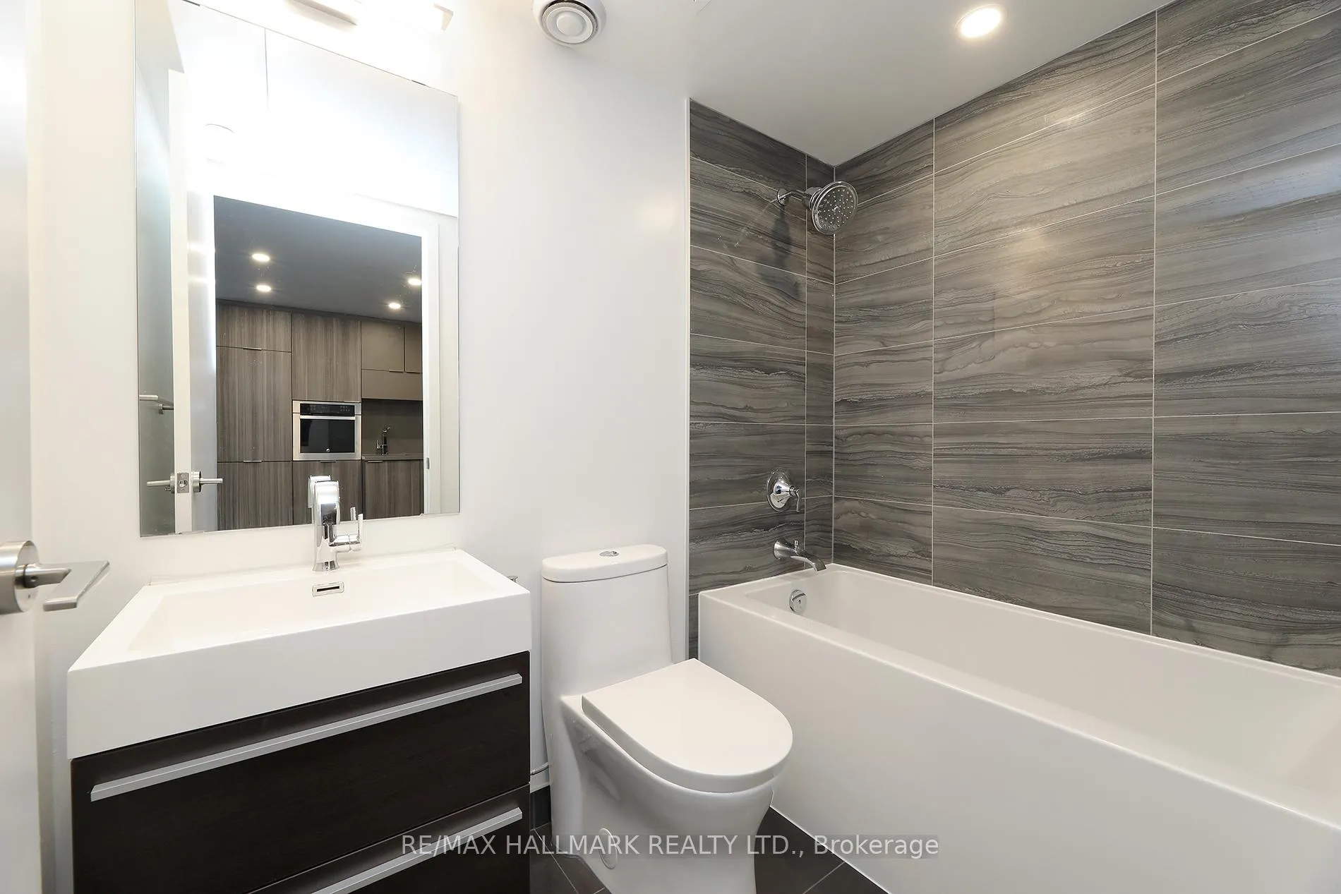 Photo 13 of Unit 1407, 39 Roehampton Avenue, Toronto, Mount Pleasant West — HOMEH