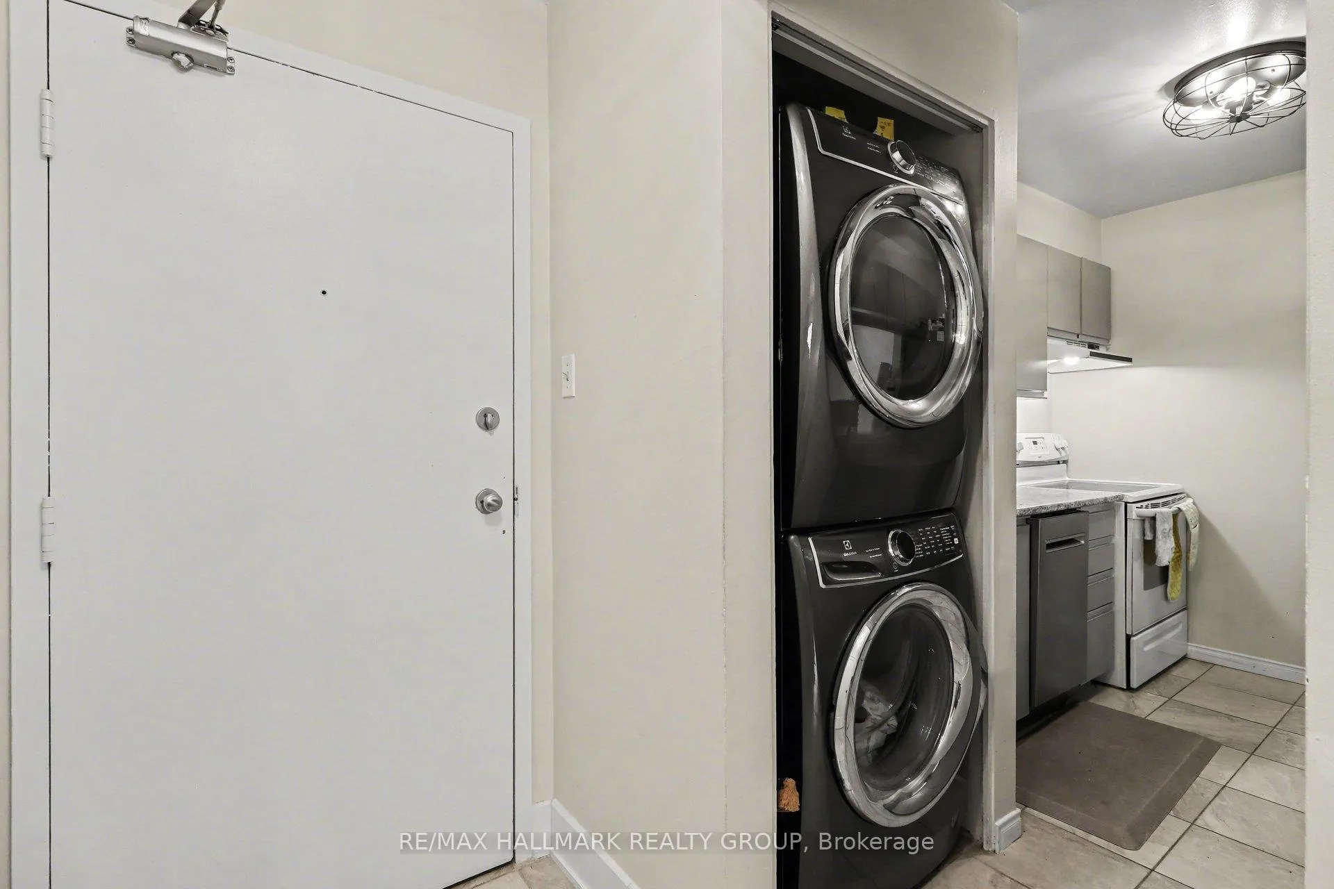 Photo 4 of Unit 312, 280 Brittany Drive, Ottawa, Viscount Alexander Park — HOMEH