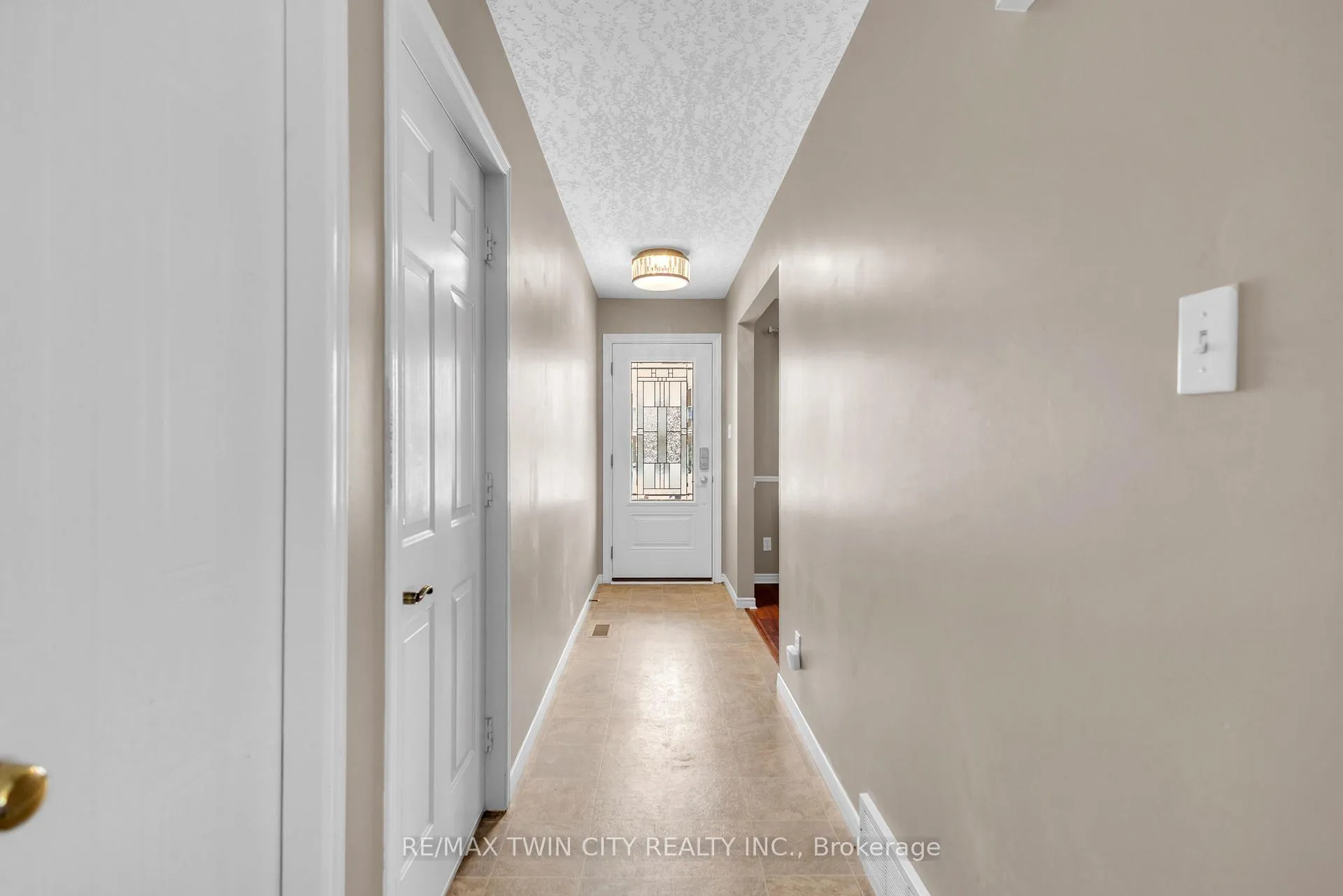 Photo 3 of 28 Ridgeway Crescent, Kitchener — HOMEH