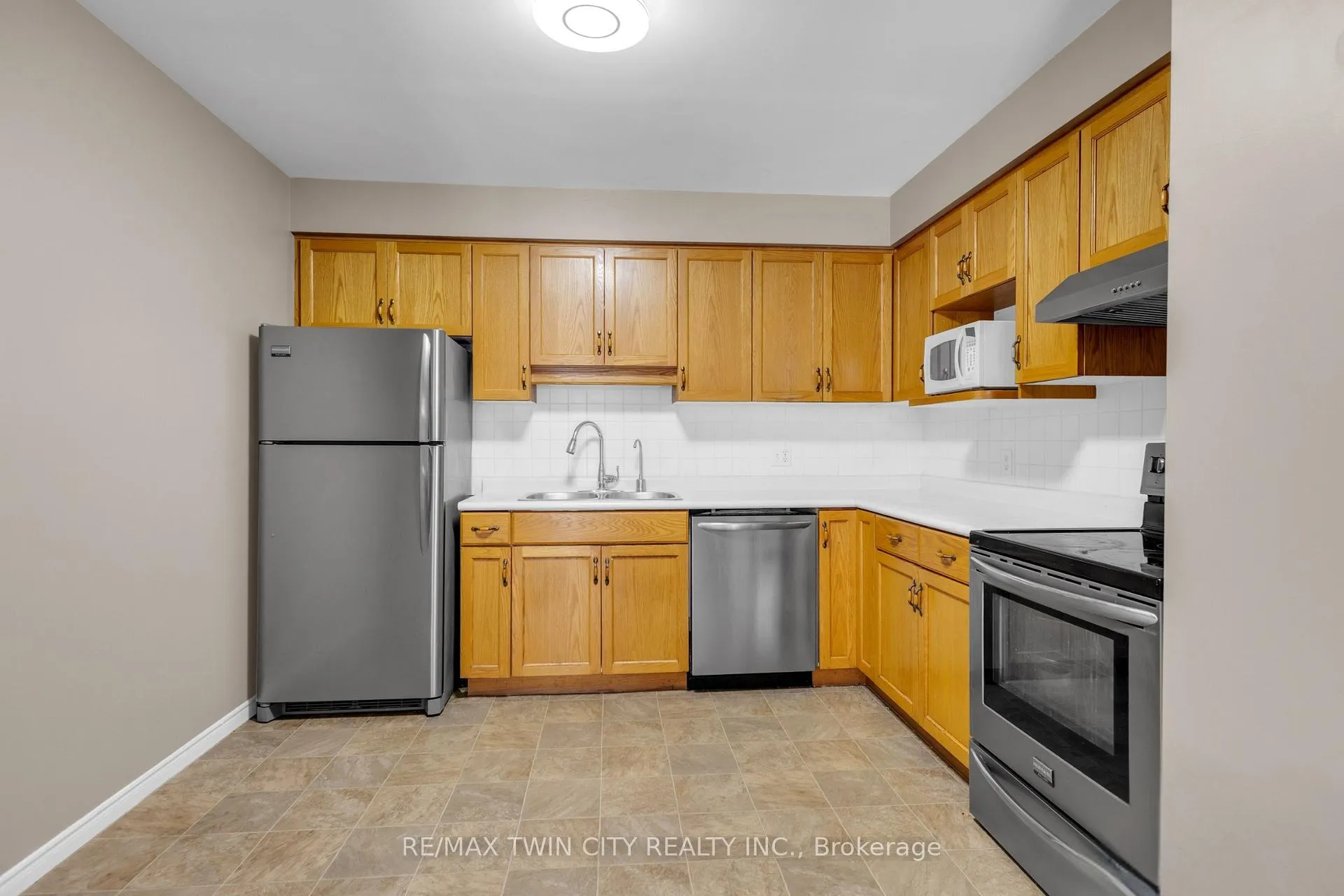 Photo 7 of 28 Ridgeway Crescent, Kitchener — HOMEH