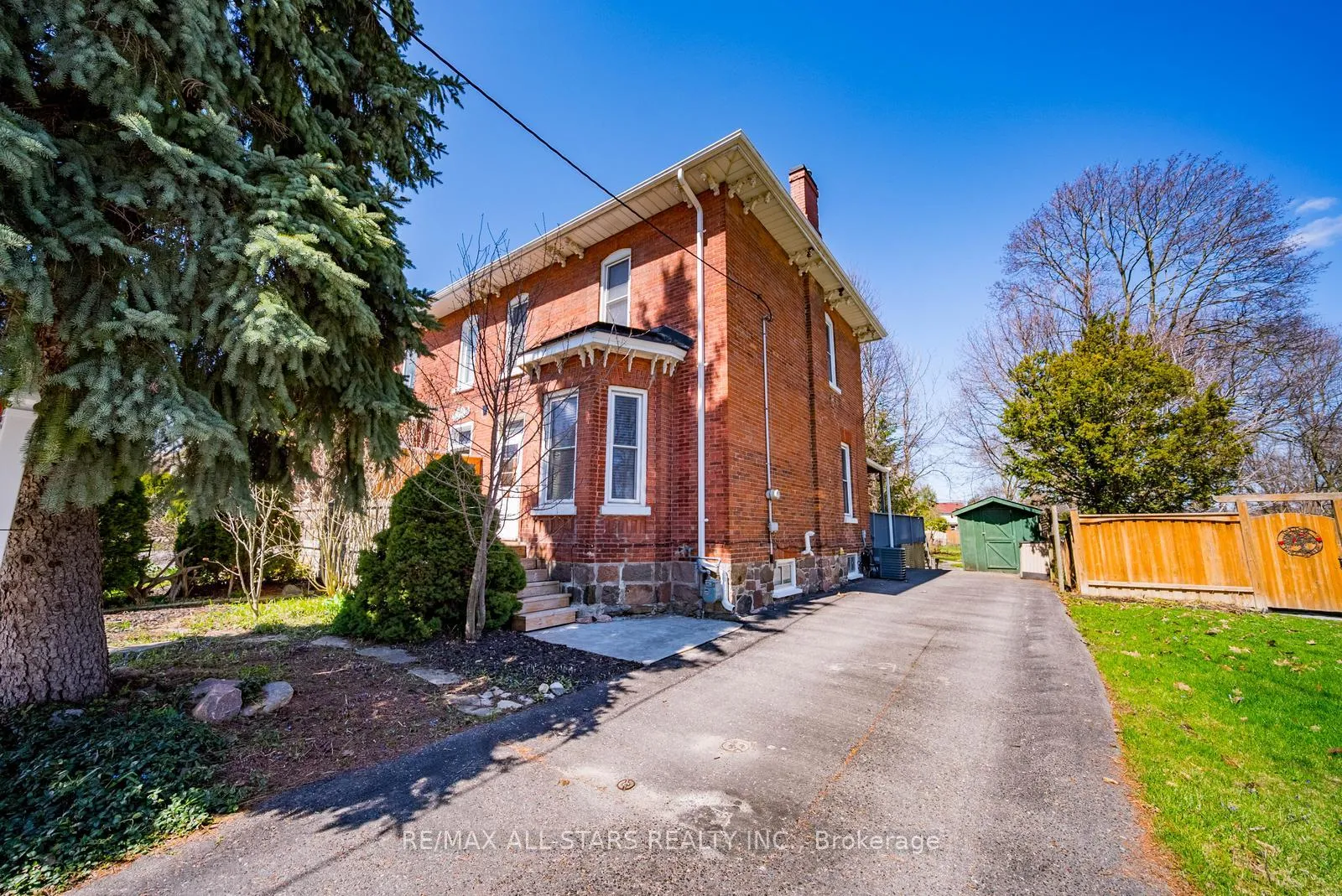 Photo 2 of 32 Wellington Street, Clarington, Bowmanville — HOMEH