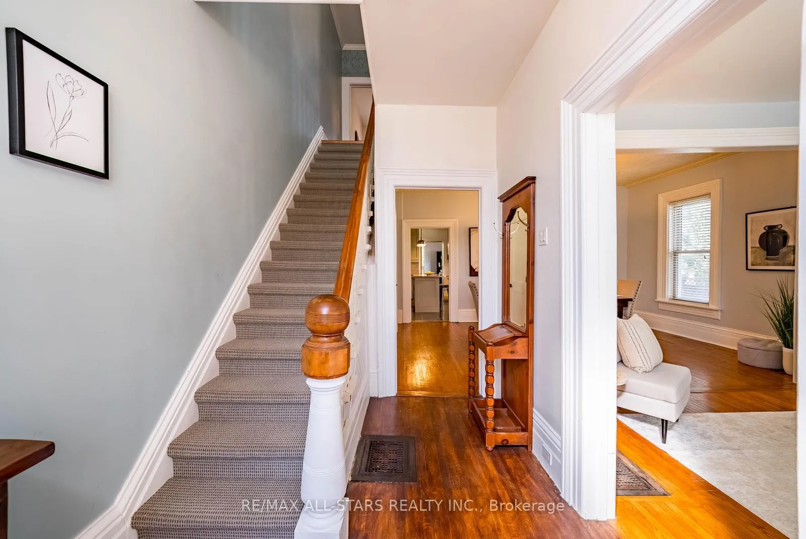 Photo 5 of 32 Wellington Street, Clarington, Bowmanville — HOMEH
