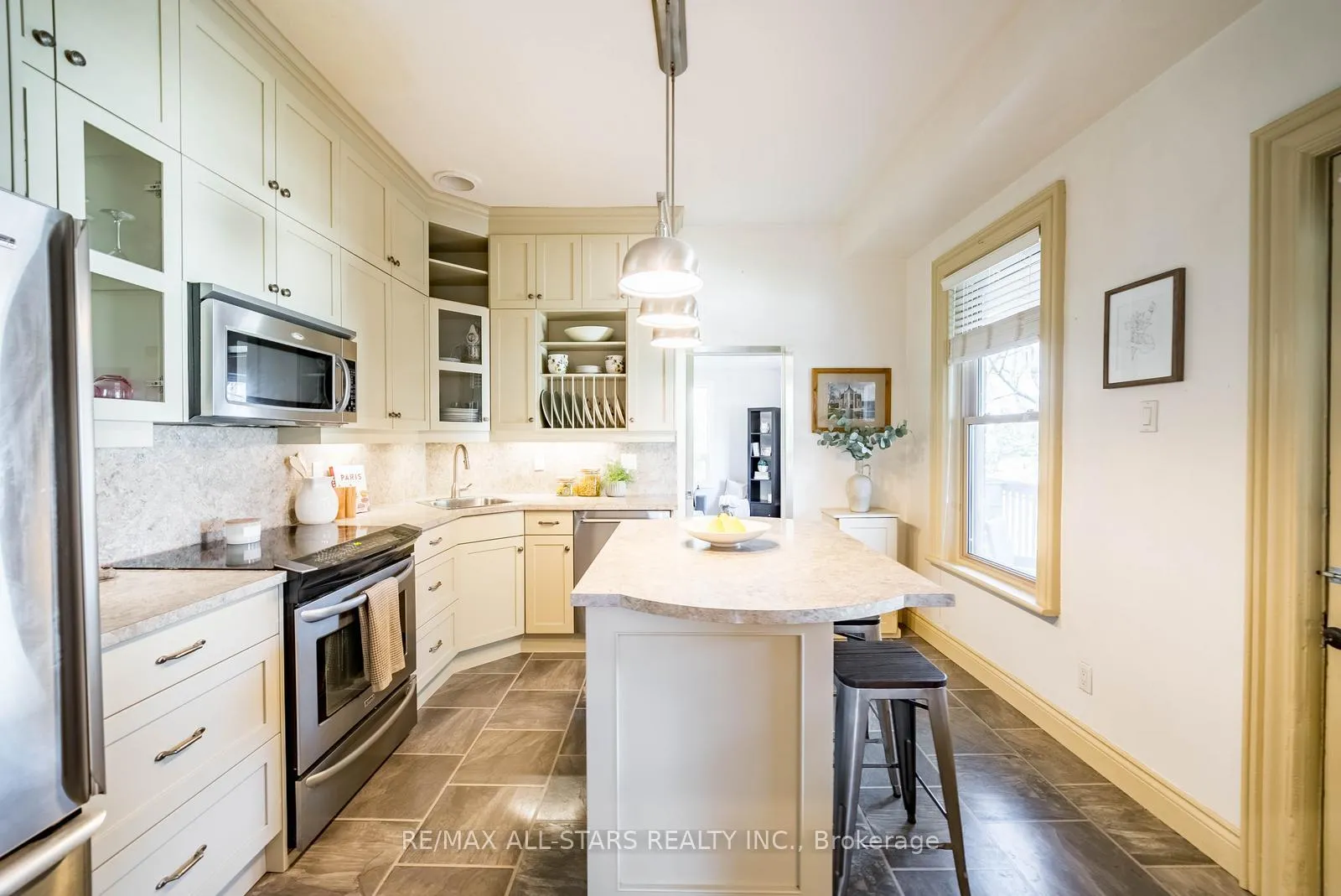 Photo 13 of 32 Wellington Street, Clarington, Bowmanville — HOMEH