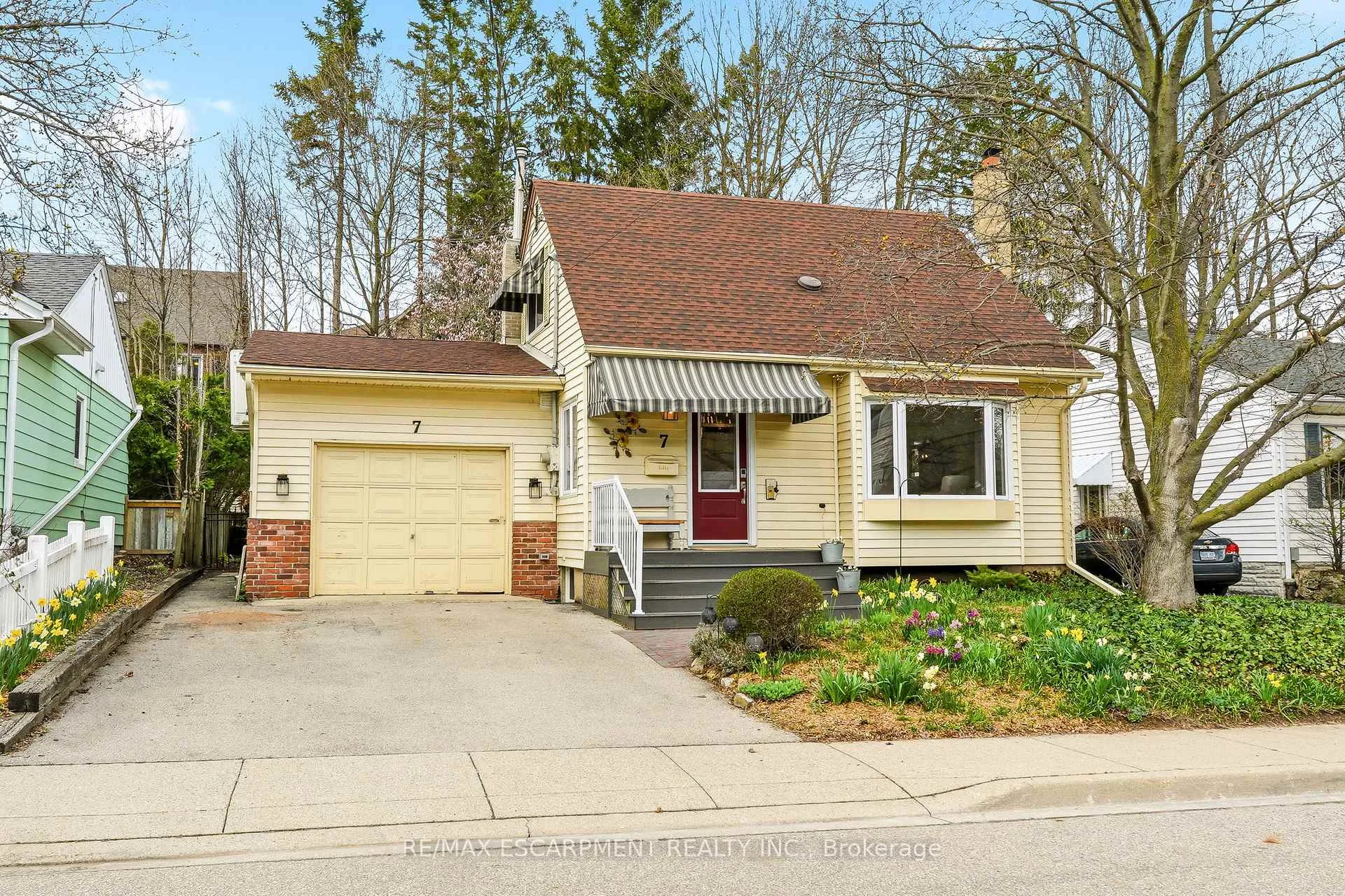 Photo 1 of 7 Central Park Avenue, Hamilton, Dundas — HOMEH