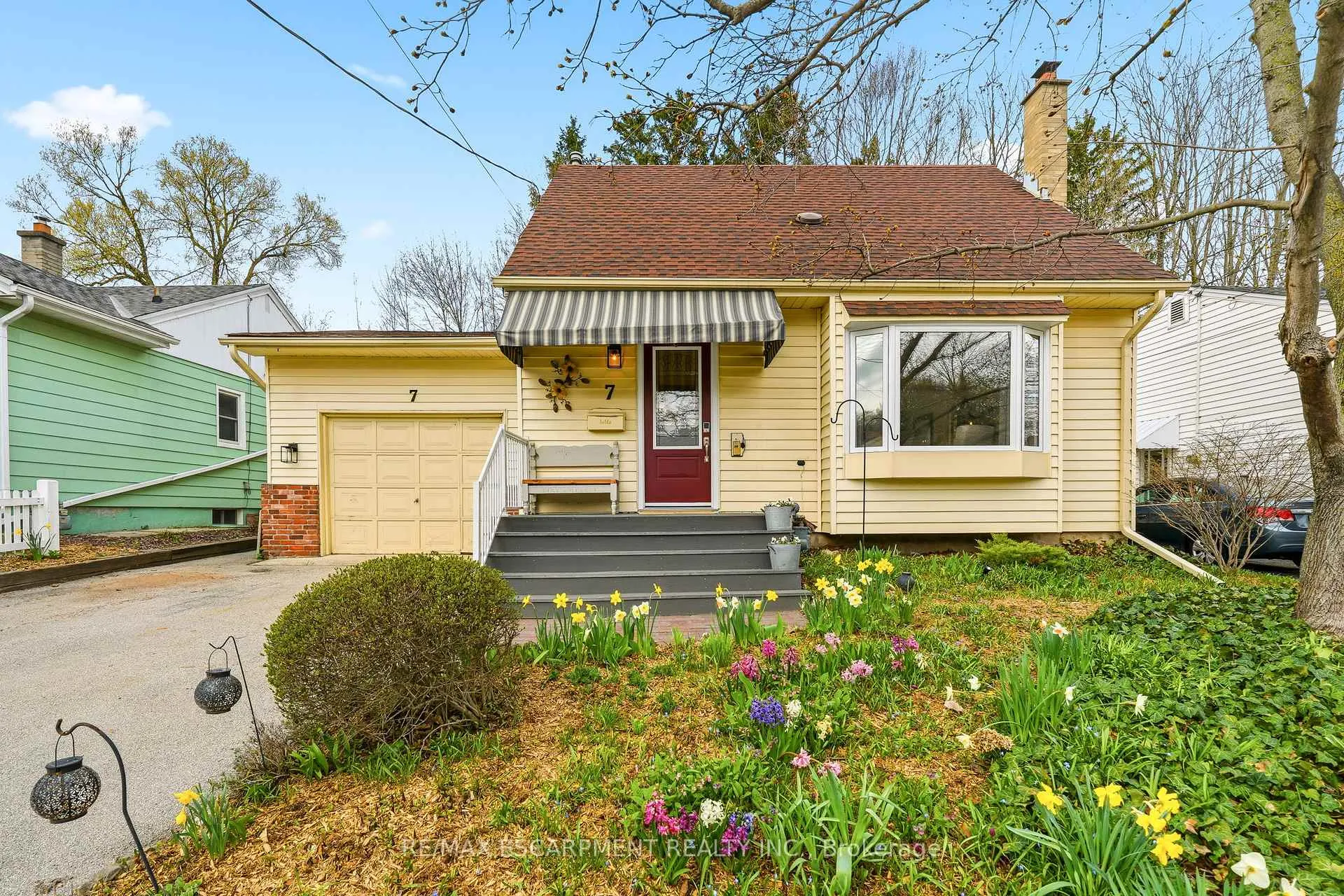 Photo 2 of 7 Central Park Avenue, Hamilton, Dundas — HOMEH