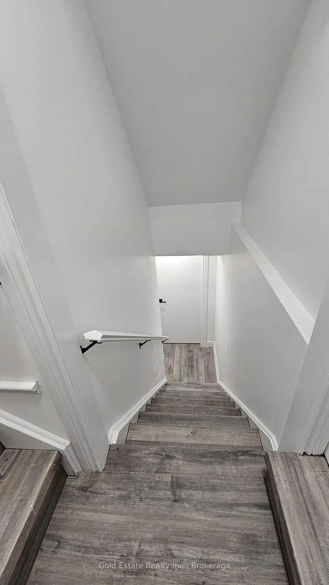 Photo 2 of Lower 212 Spring Creek Drive, Hamilton, Waterdown — HOMEH
