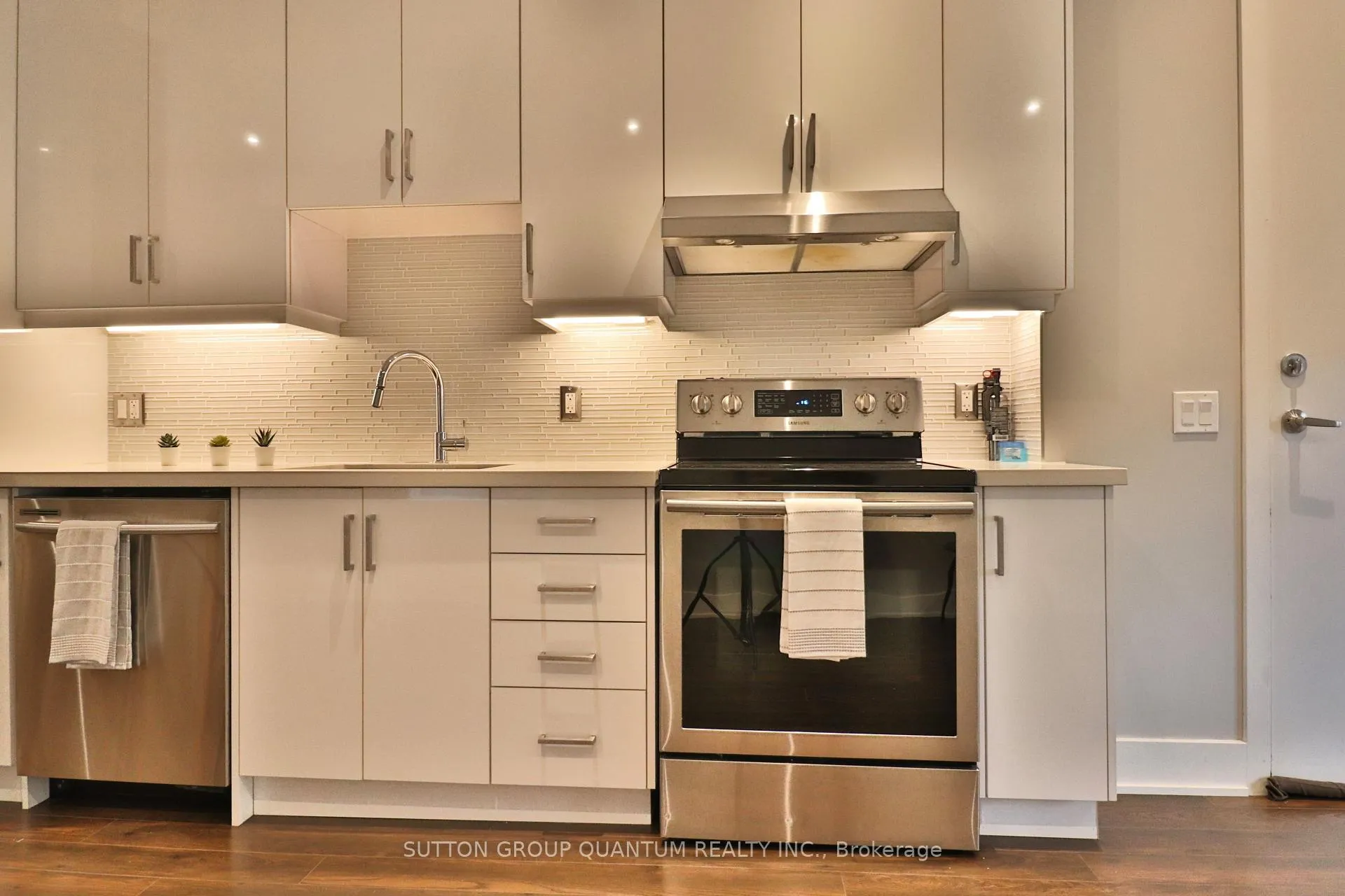 Photo 3 of Unit Main, 35 Cloverdale Road, Toronto, Weston-Pellam Park — HOMEH